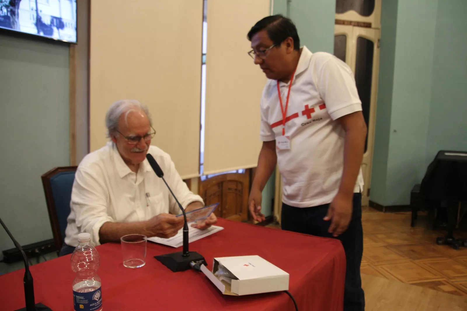 Charla de De Uña y la Guardia Civil sobre el suicidio organizada por Cruz Roja. Foto Carlos Neofato