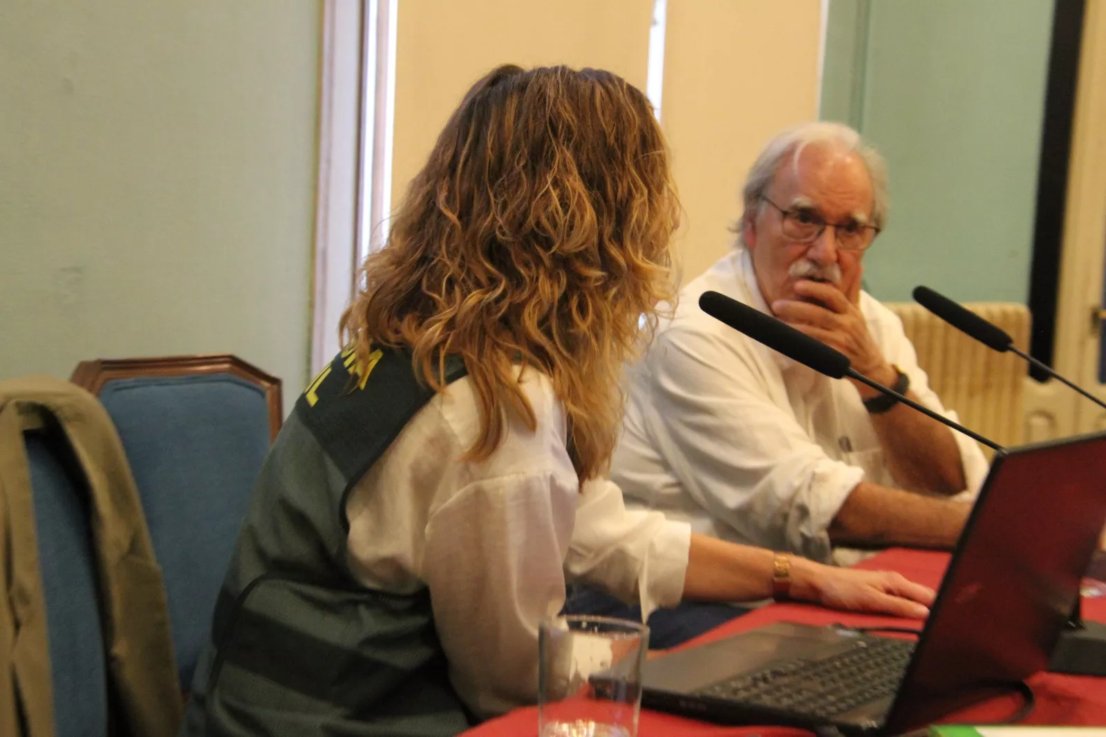 Charla de De Uña y la Guardia Civil sobre el suicidio organizada por Cruz Roja. Foto Carlos Neofato