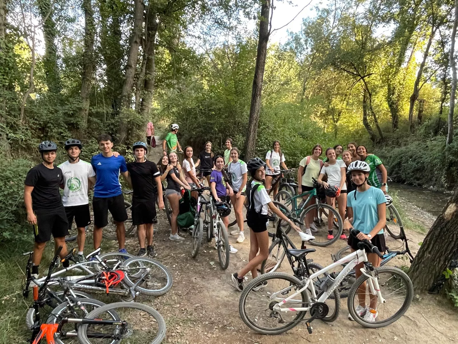 El equipo femenino Sub-16 realizó una excursión en bici hasta Fuente Marcelo en el inicio de temporada.