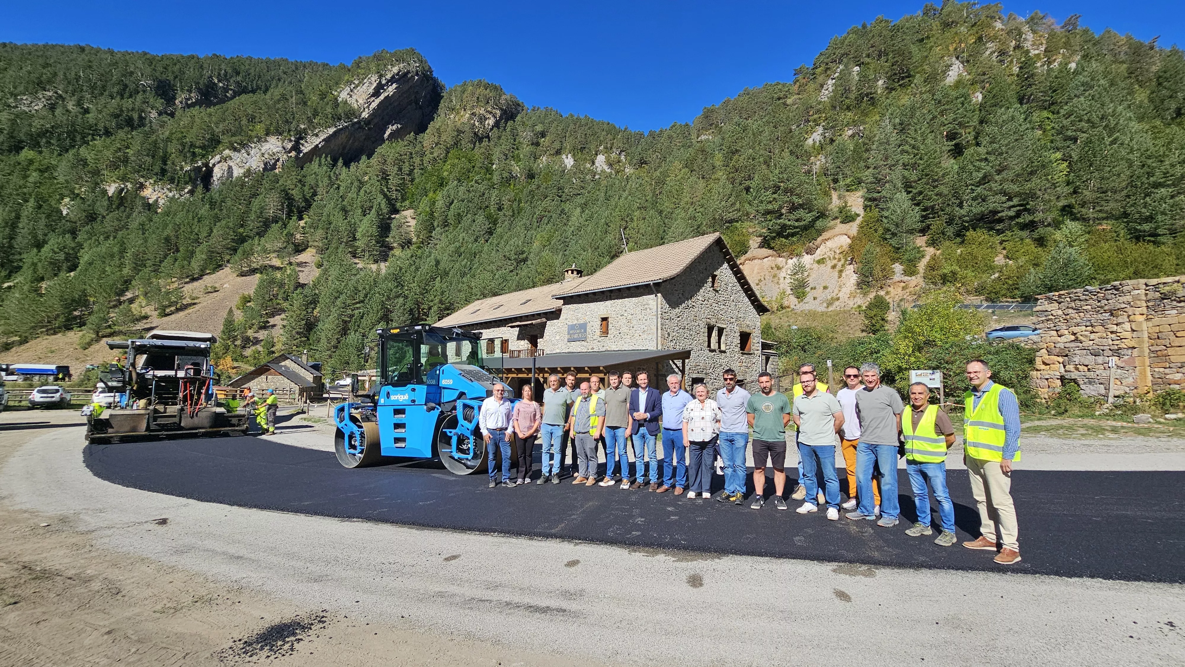 Comienzo de las obras de asfaltado de Bujaruelo con el presidente Claver, diputados y munícipes de la zona