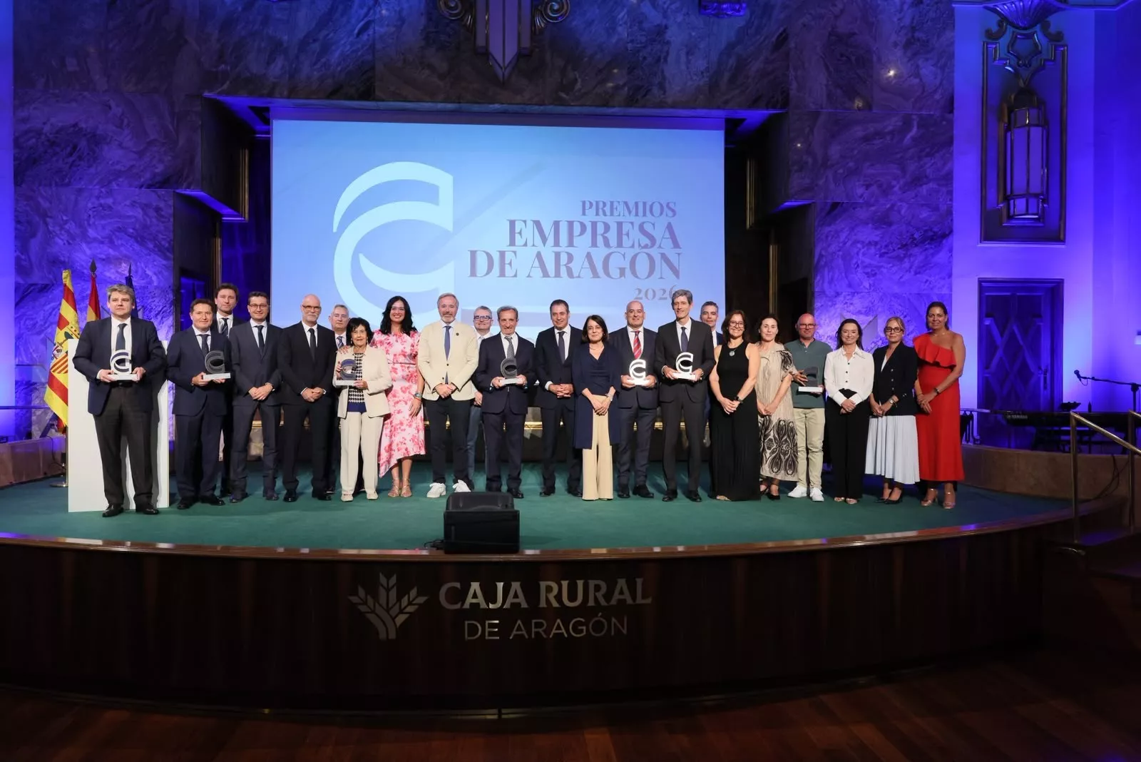 Foto de familia con el presidente Azcón y la alcaldesa de Huesca, Lorena Orduna junto a Benito Tesier