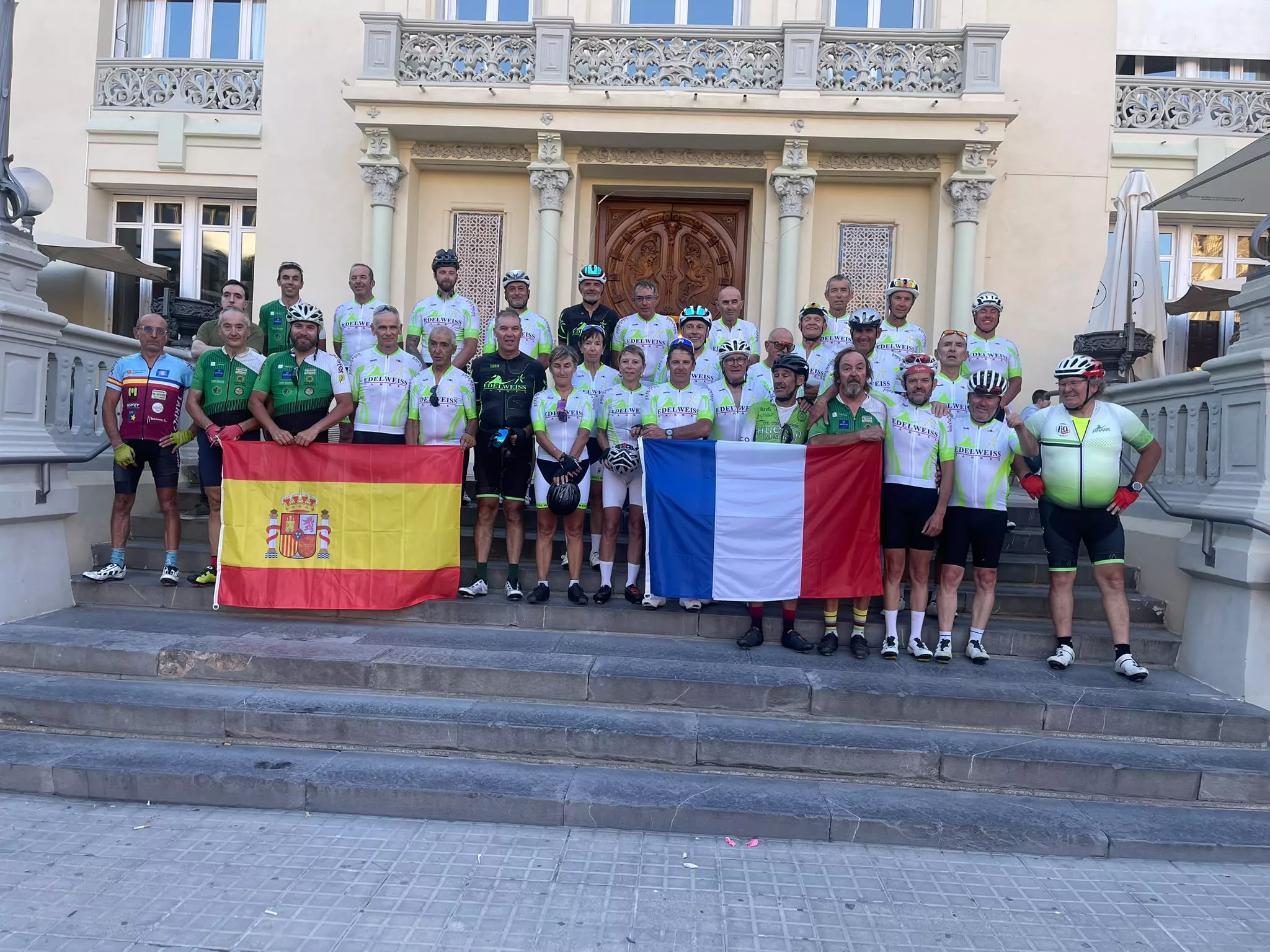 Los ciclistas, a su llegada a Huesca.