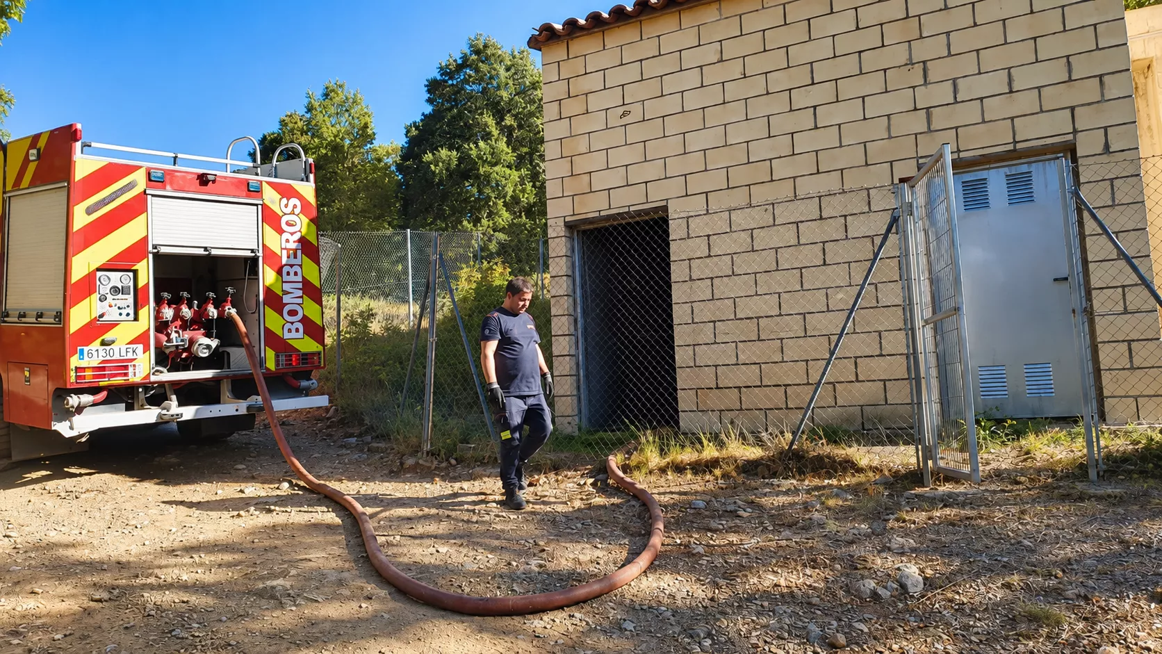 Los bomberos de la DPH baten su récord de reparto de agua debido a la sequía y los incendios. En la imagen, reparto de agua en Buira.