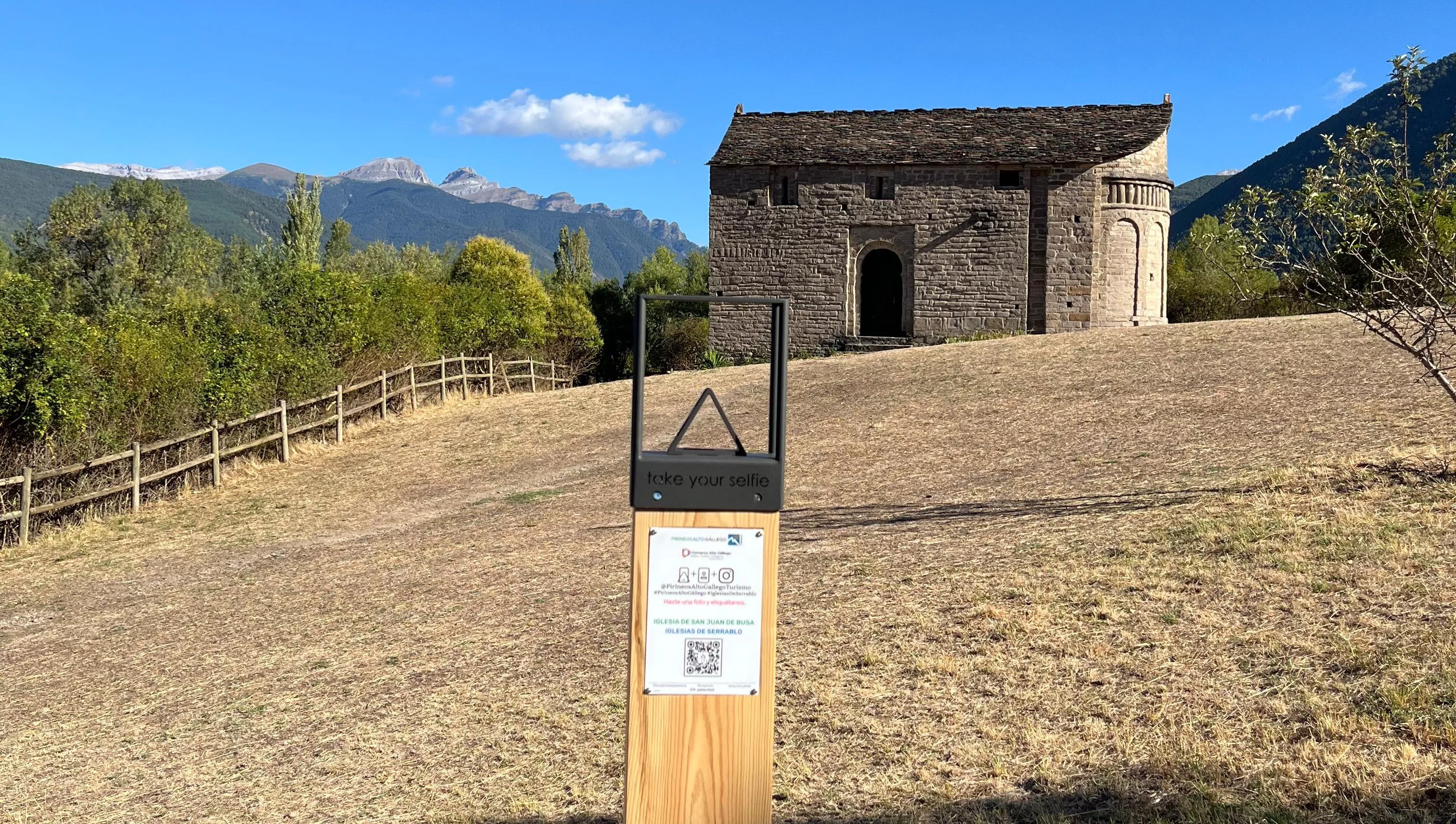 Punto fotográfico TURS junto a la iglesia de San Juan de Busa.