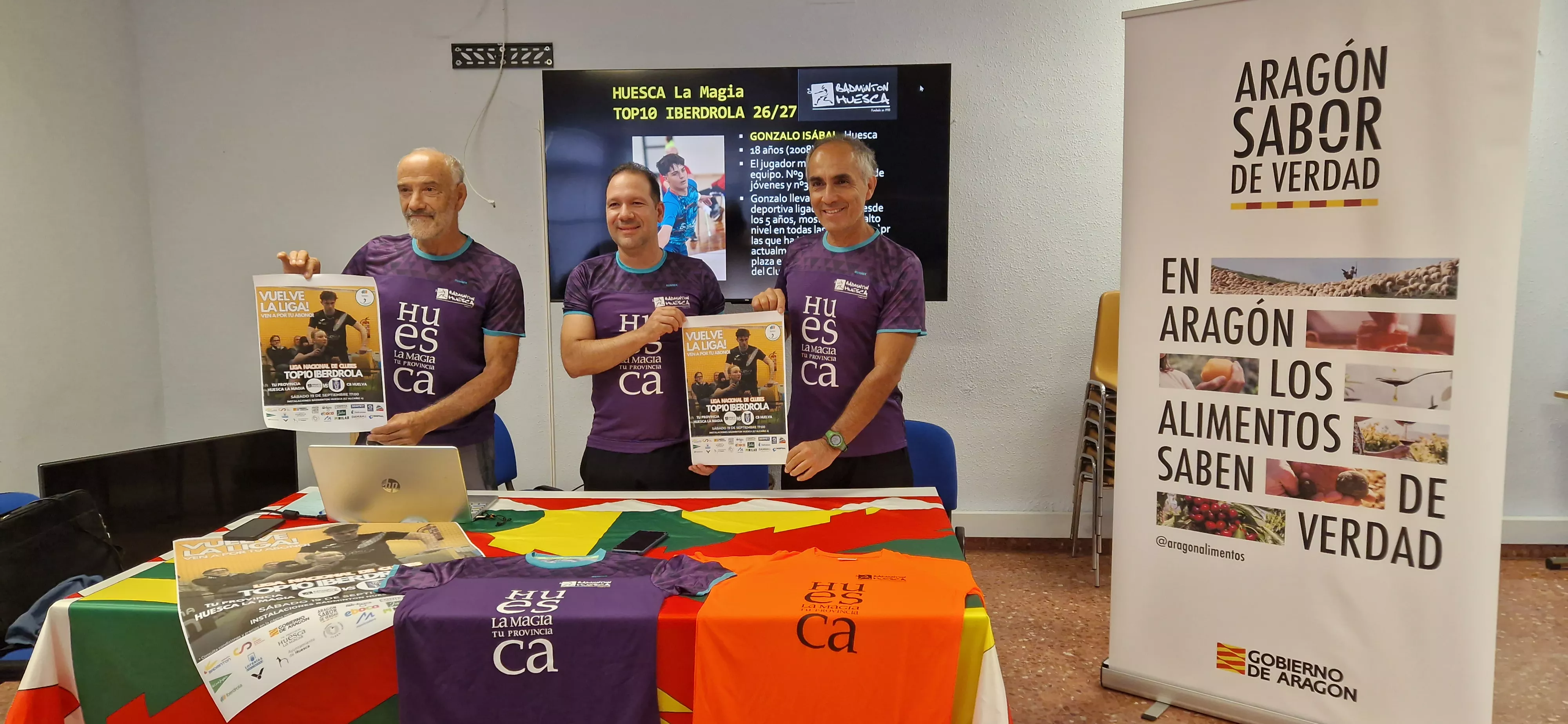 Ricardo Constante, Roberto Mollinedo y Quique Gállego en la presentación del Huesca La Magia.