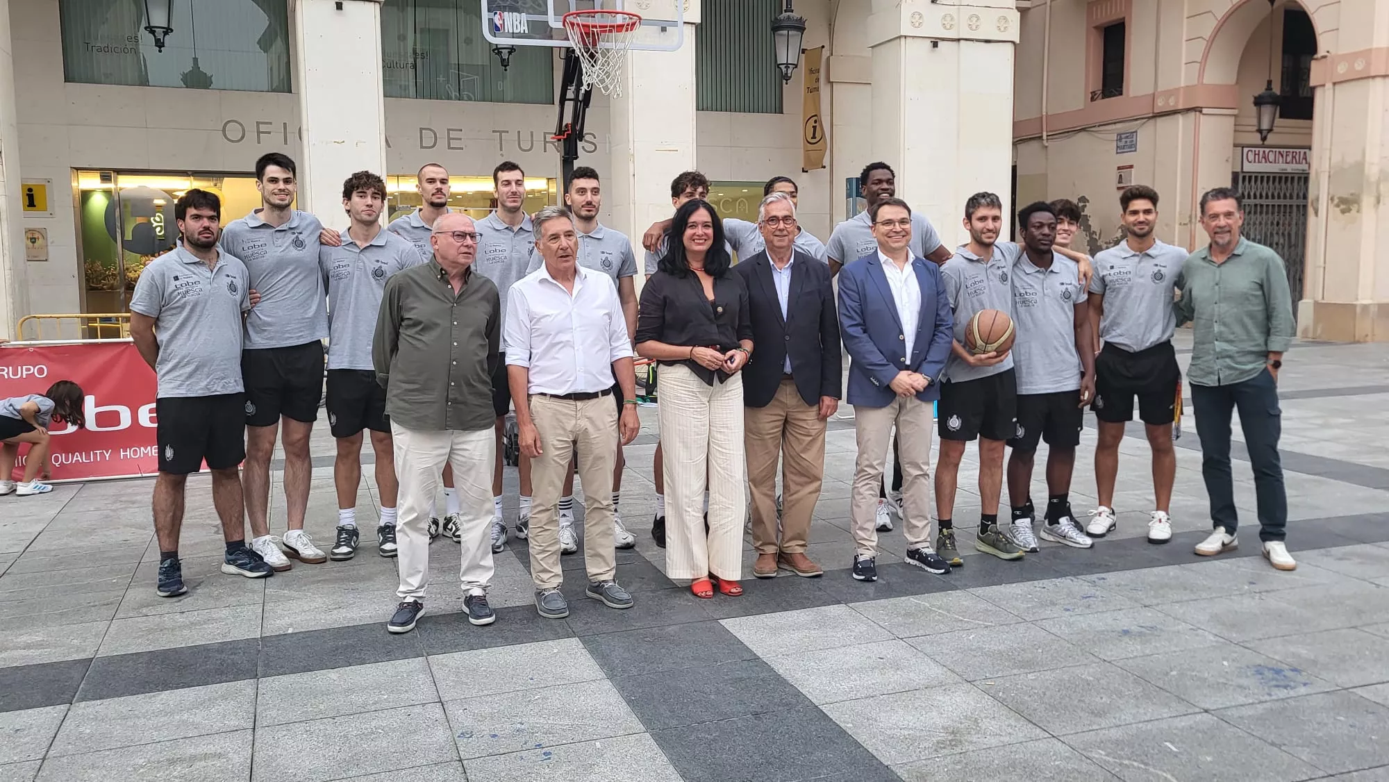 Foto de familia del primer equipo de Lobe Huesca la Magia con autoridades, directivos y patrocinador