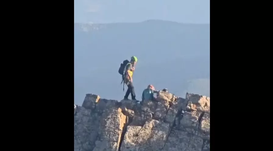Rescate de una escaladora con una crisis de ansiedad y auxilio nocturno de dos jóvenes enriscados.