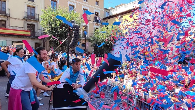 Isaac Claver y Jairo Sánchez lanzan confeti en el chupinazo infantil. Isaac Claver y Jairo Sánchez lanzan confeti en el chupinazo infantil.