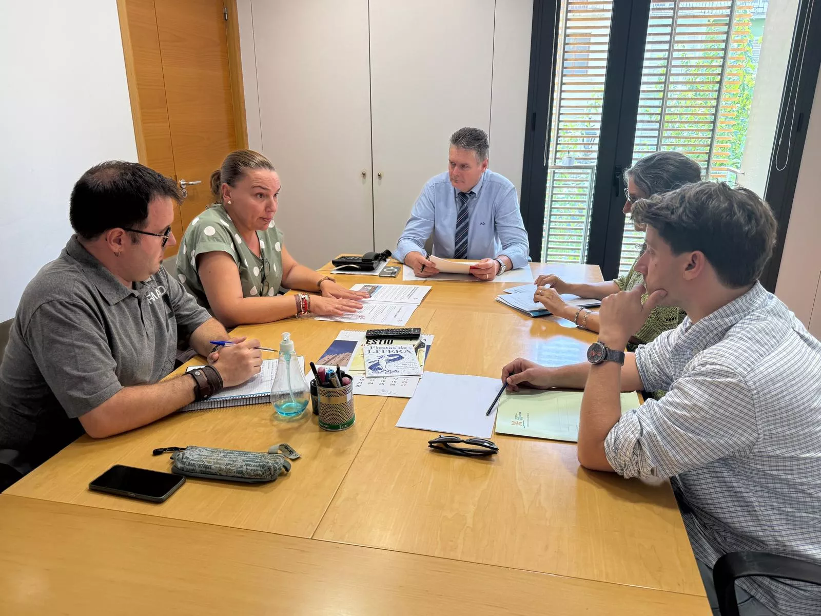 Reunión del Ayuntamiento de Fraga con Cáritas y Servicios Sociales.jpeg