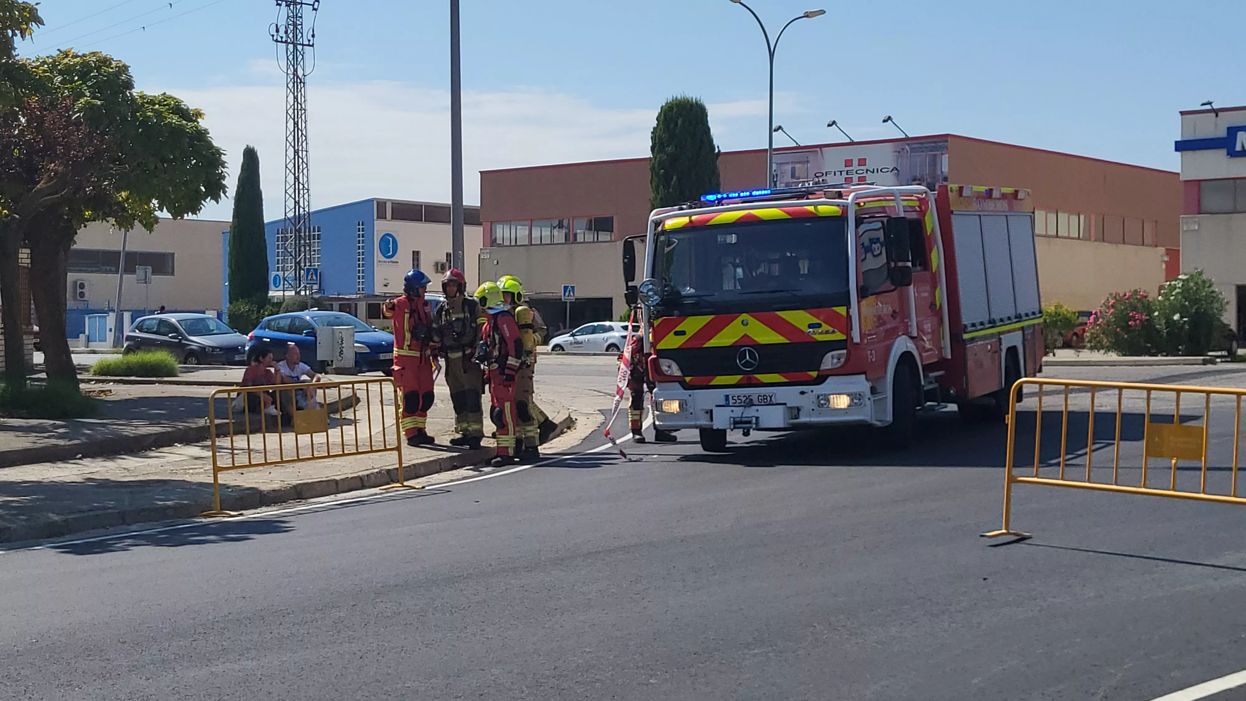 Simulacro de los Bomberos de Huesca de una emergencia por productos peligrosos. Foto Mercedes Manterola