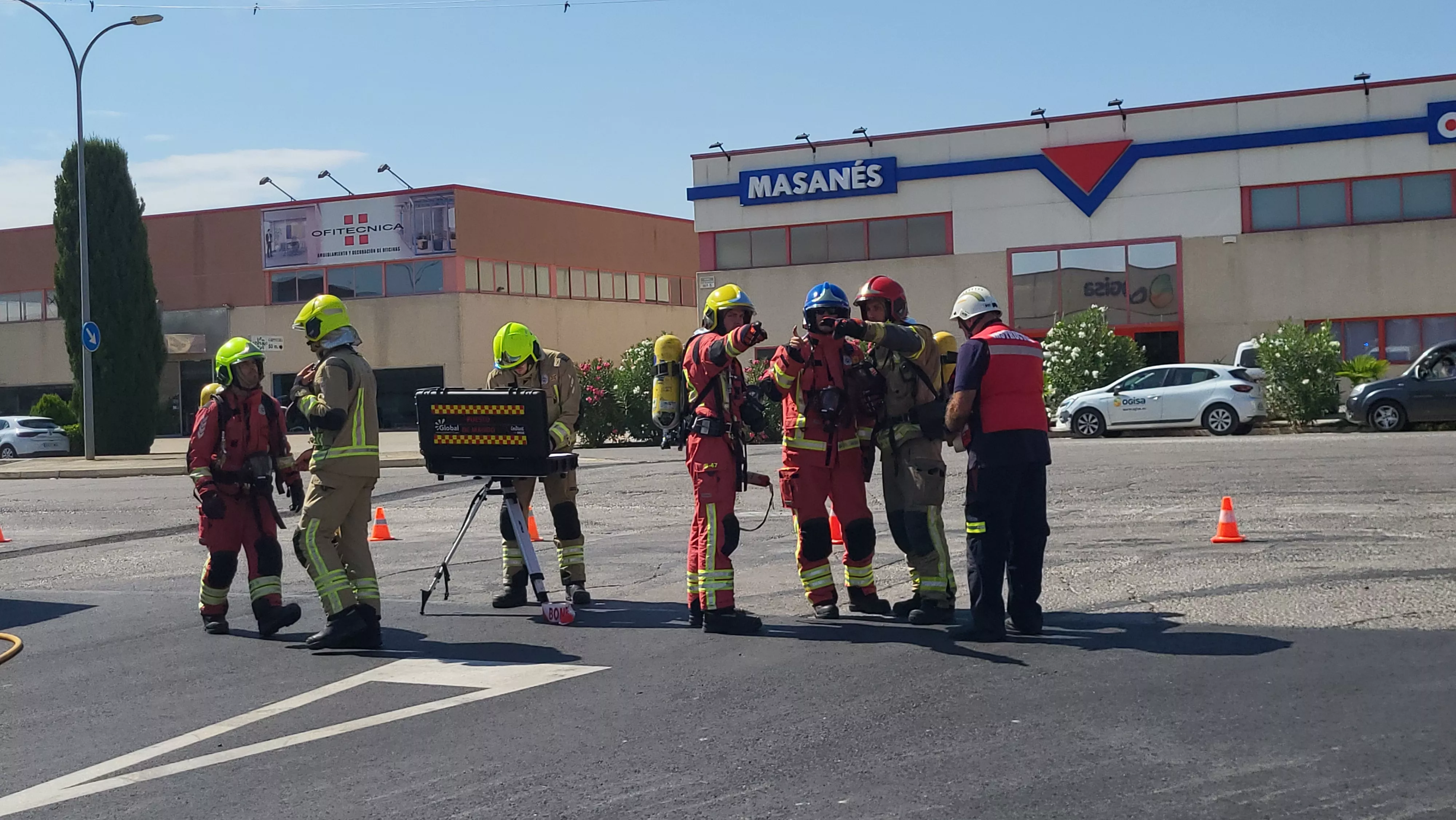 Simulacro de los Bomberos de Huesca de una emergencia por productos peligrosos. Foto Mercedes Manterola