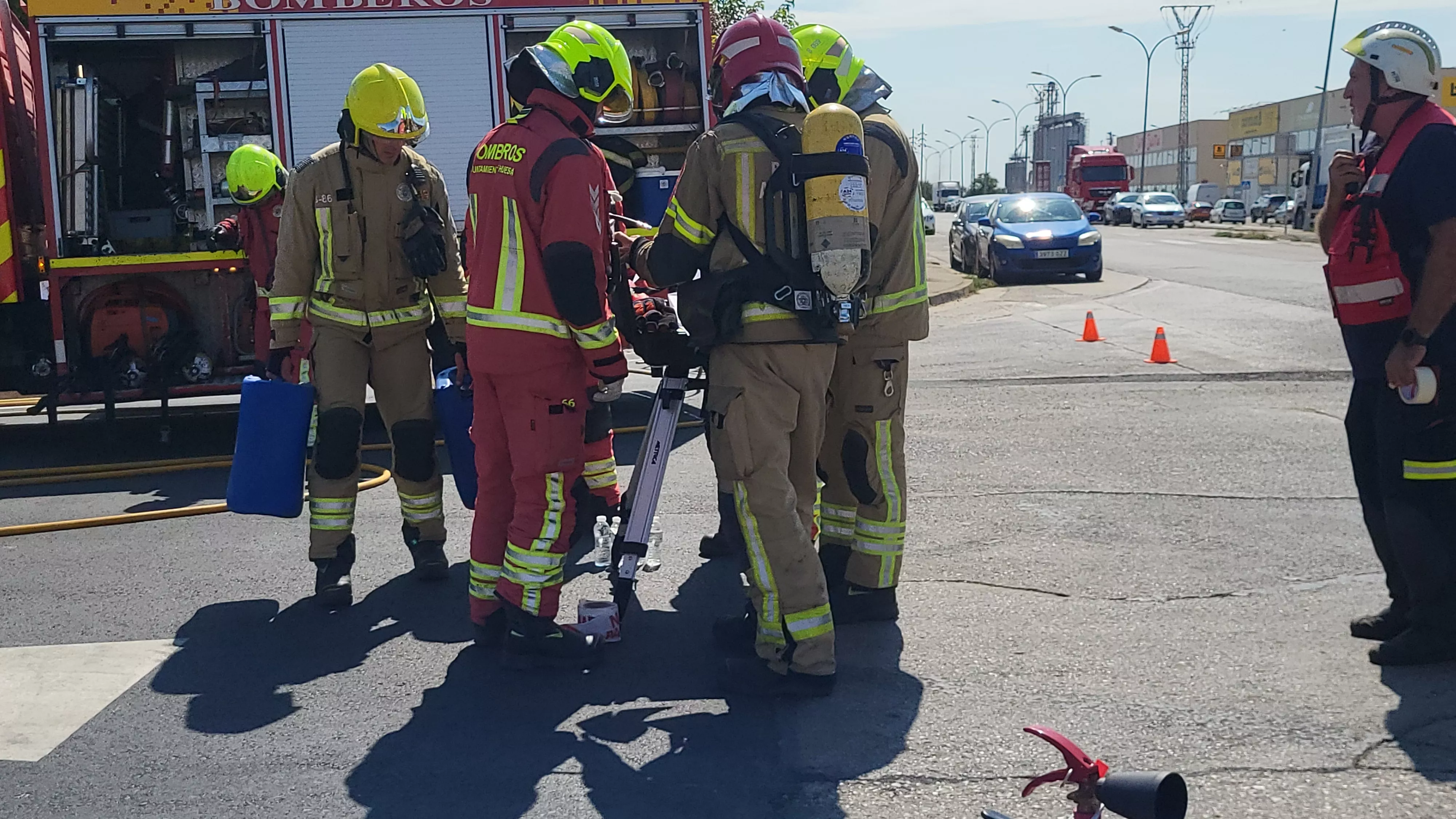 Simulacro de los Bomberos de Huesca de una emergencia por productos peligrosos. Foto Mercedes Manterola