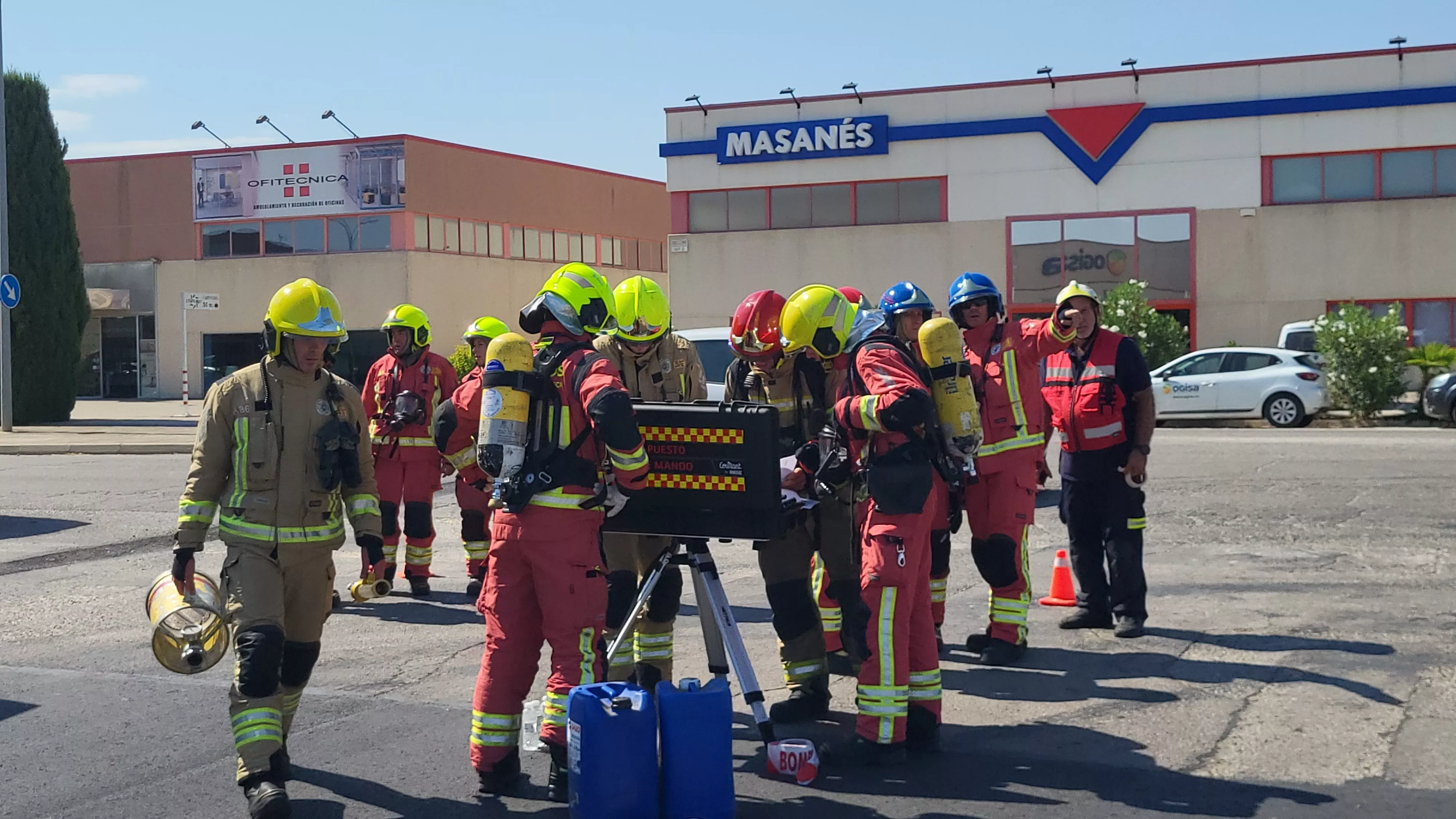 Simulacro de los Bomberos de Huesca de una emergencia por productos peligrosos. Foto Mercedes Manterola