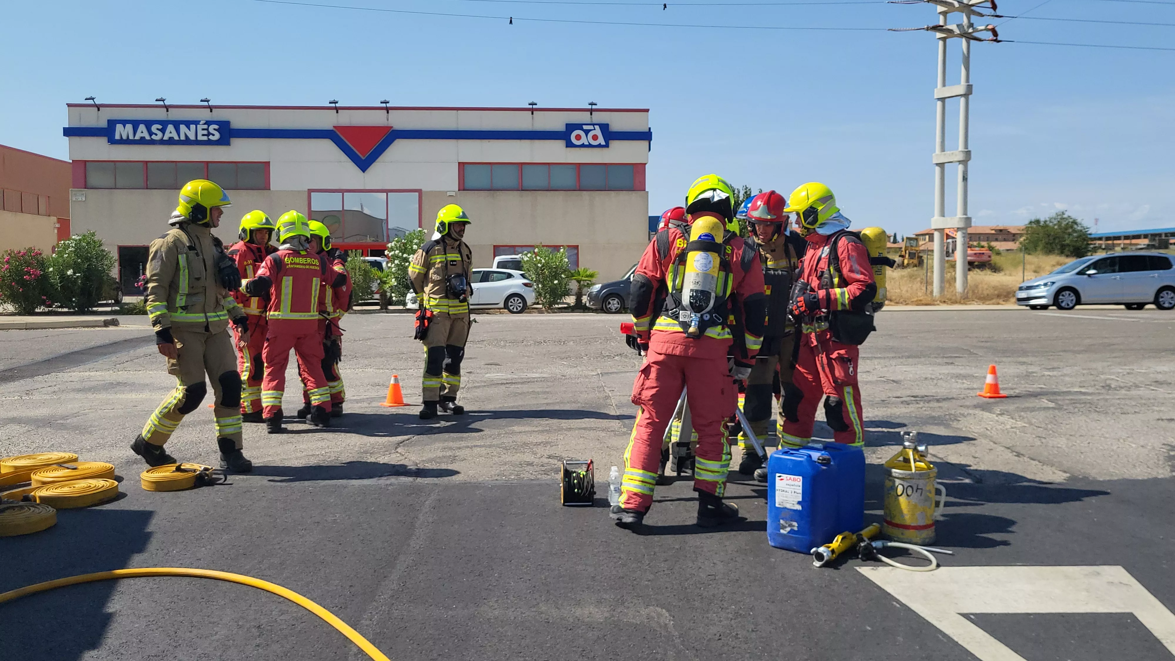 Simulacro de los Bomberos de Huesca de una emergencia por productos peligrosos. Foto Mercedes Manterola