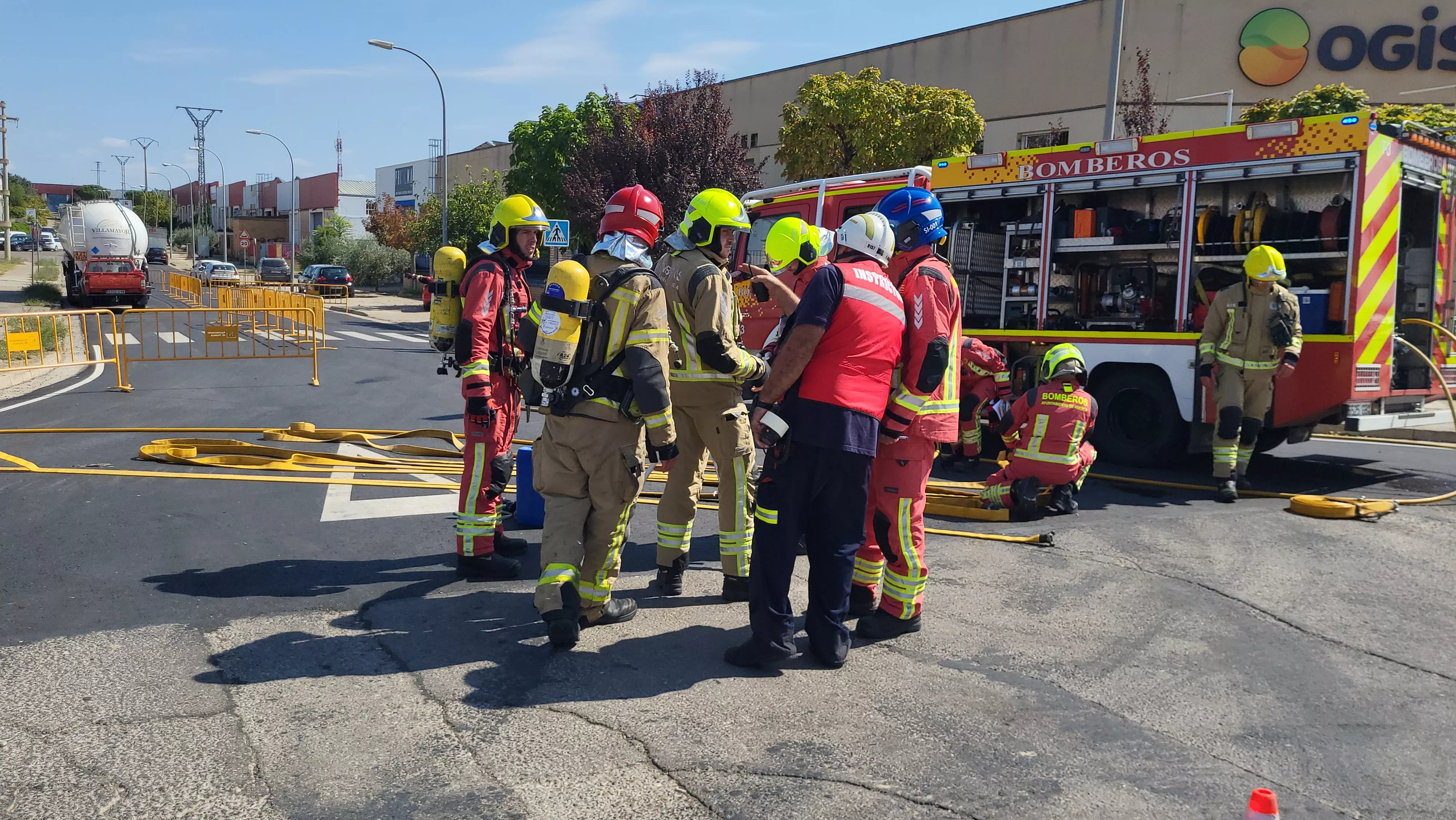 Simulacro de los Bomberos de Huesca de una emergencia por productos peligrosos. Foto Mercedes Manterola