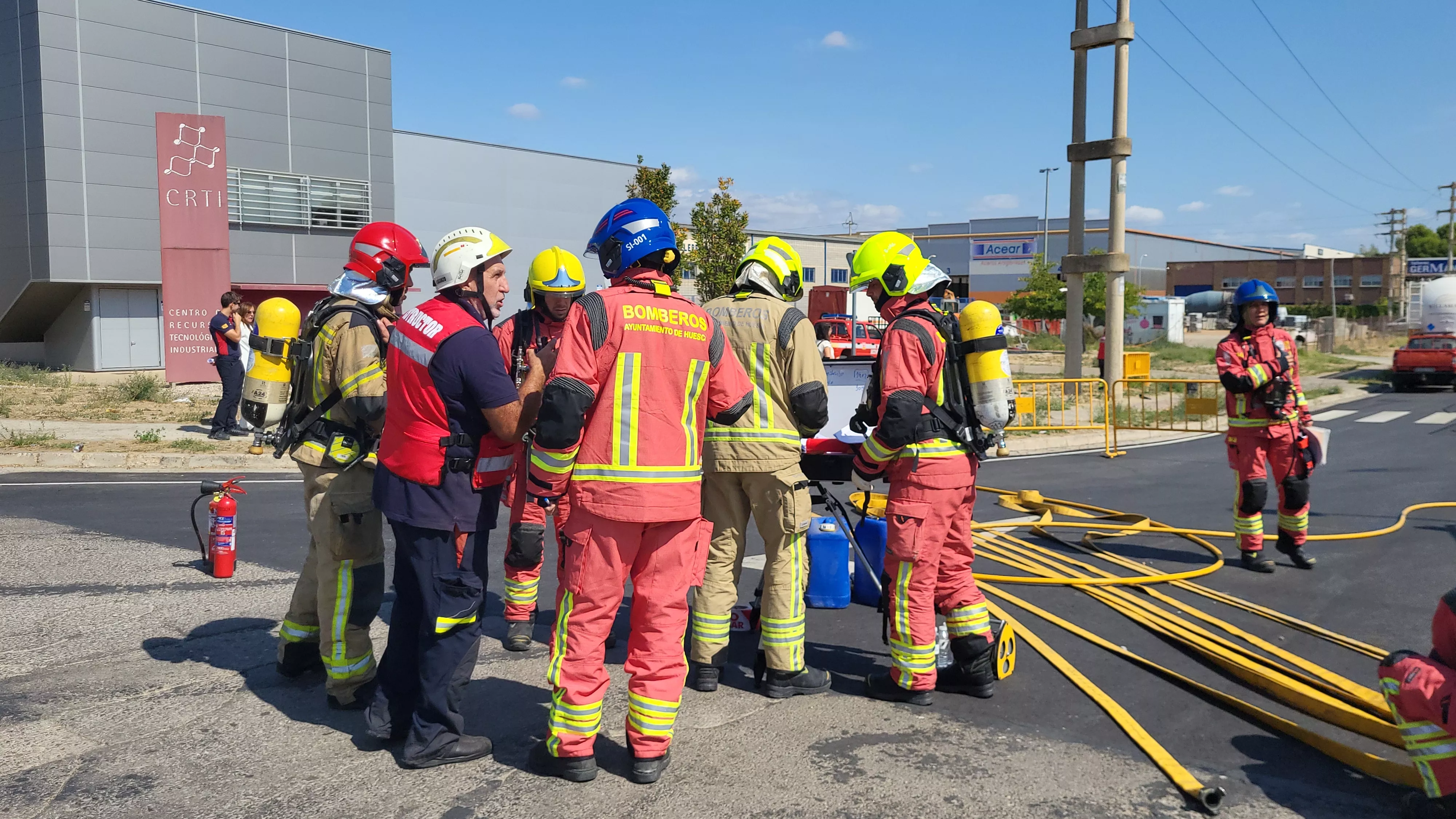 Simulacro de los Bomberos de Huesca de una emergencia por productos peligrosos. Foto Mercedes Manterola