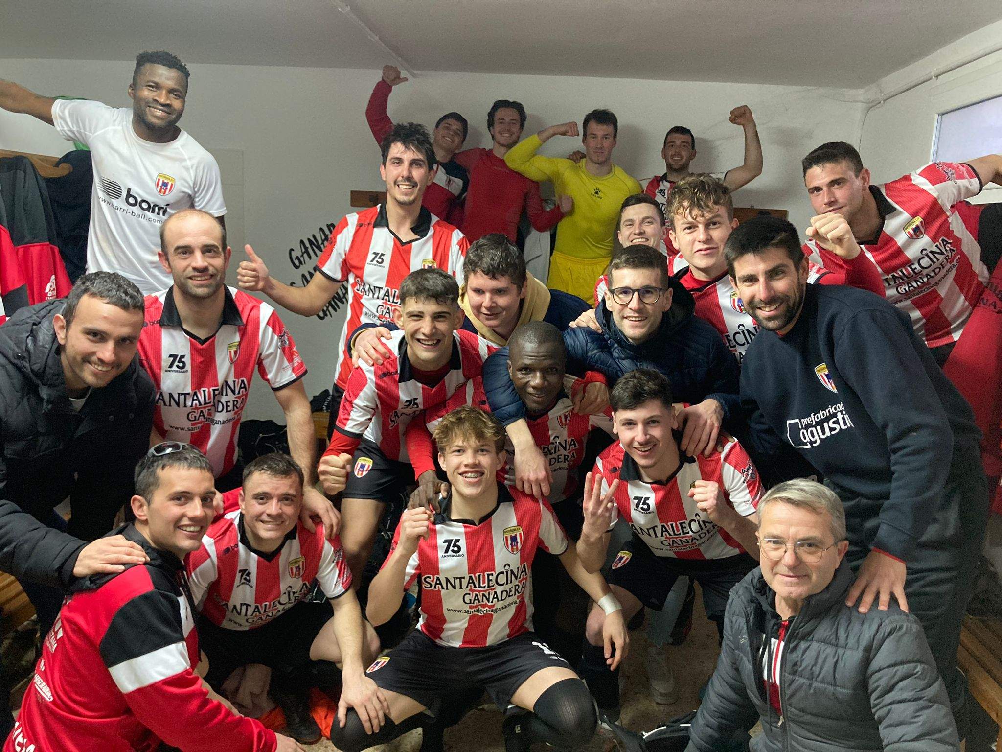 Los jugadores del Ontiñena celebran la importante victoria frente al Zuera. 