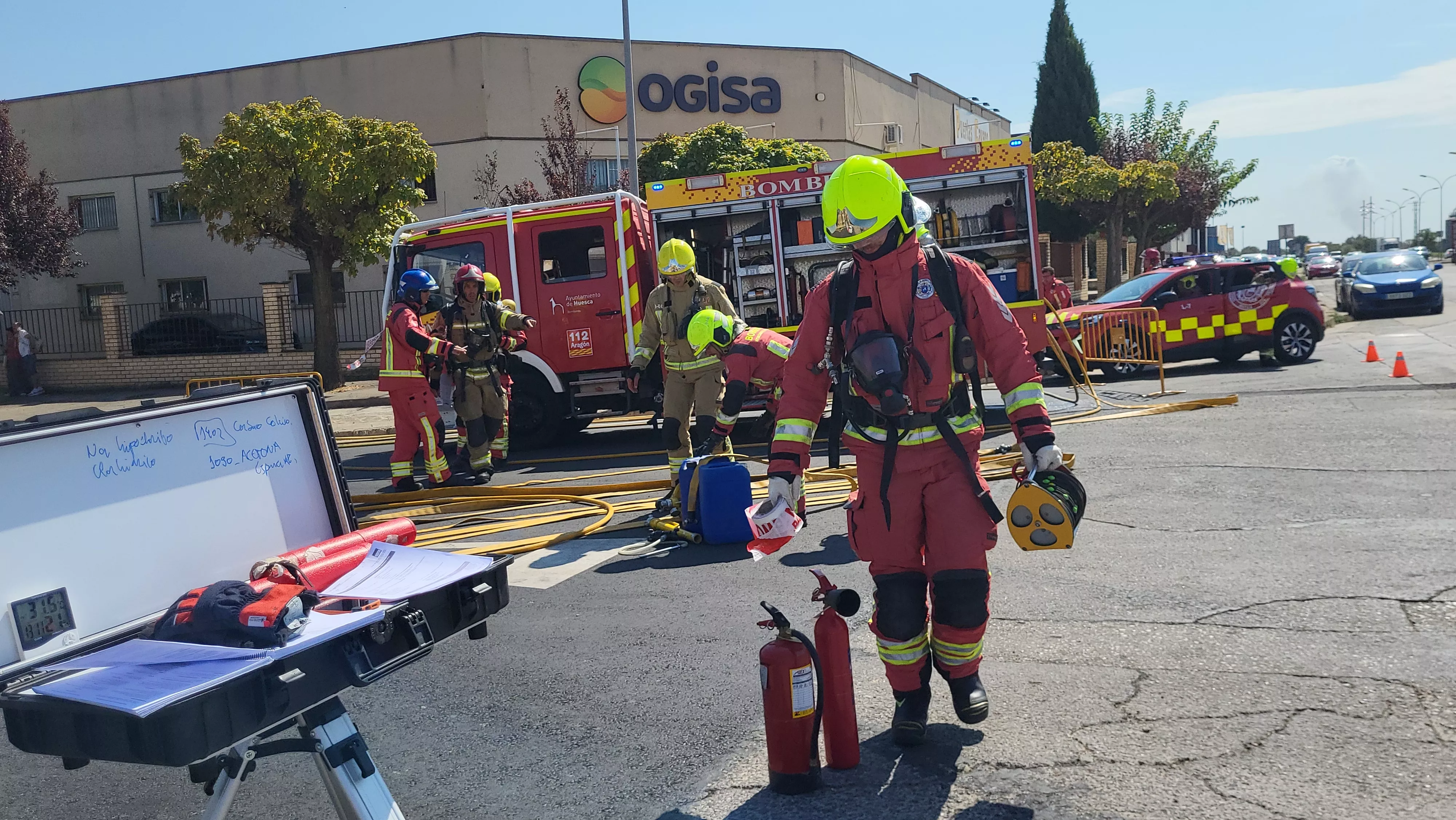 Simulacro de los Bomberos de Huesca de una emergencia por productos peligrosos. Foto Mercedes Manterola