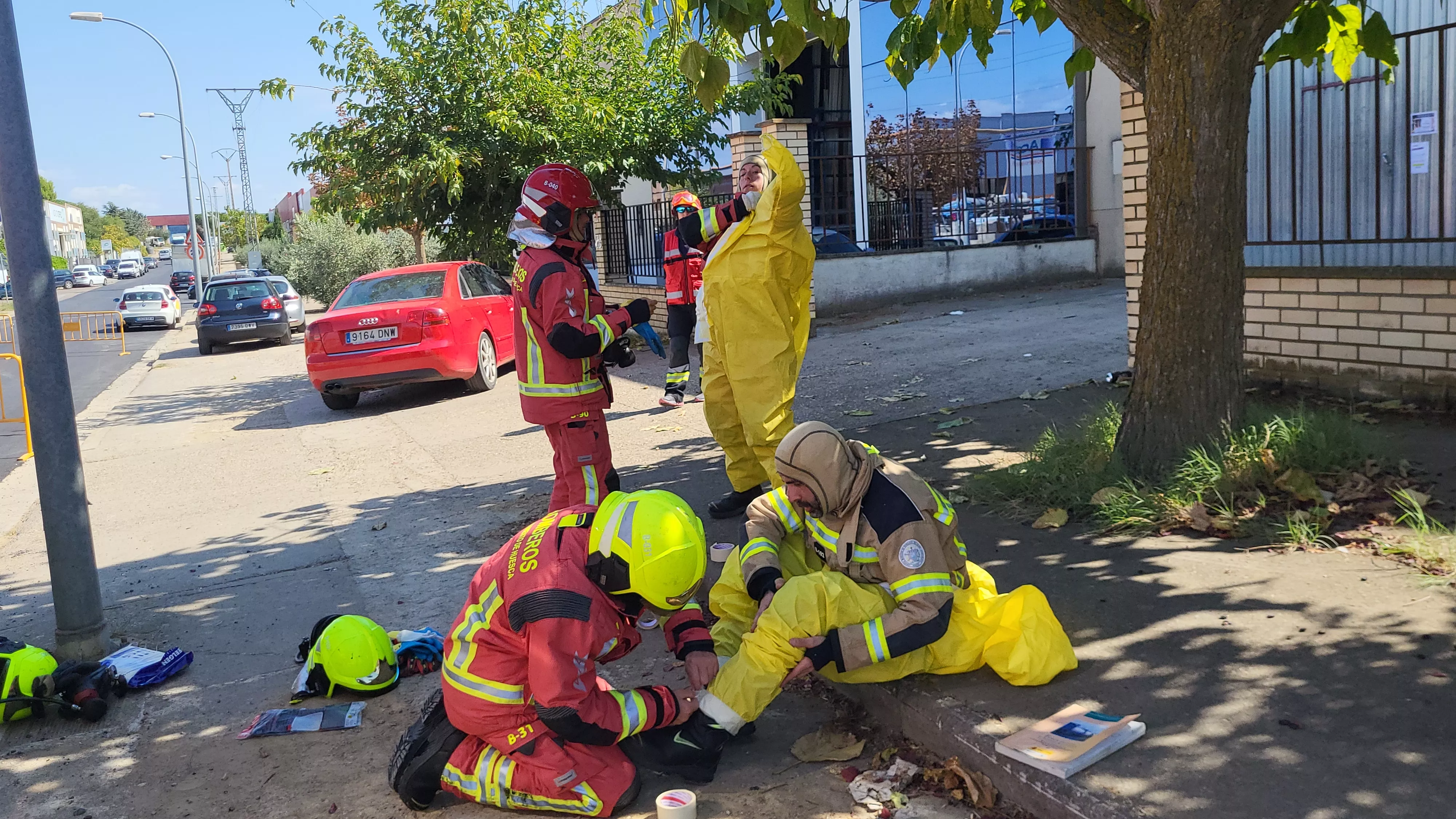 Simulacro de los Bomberos de Huesca de una emergencia por productos peligrosos. Foto Mercedes Manterola