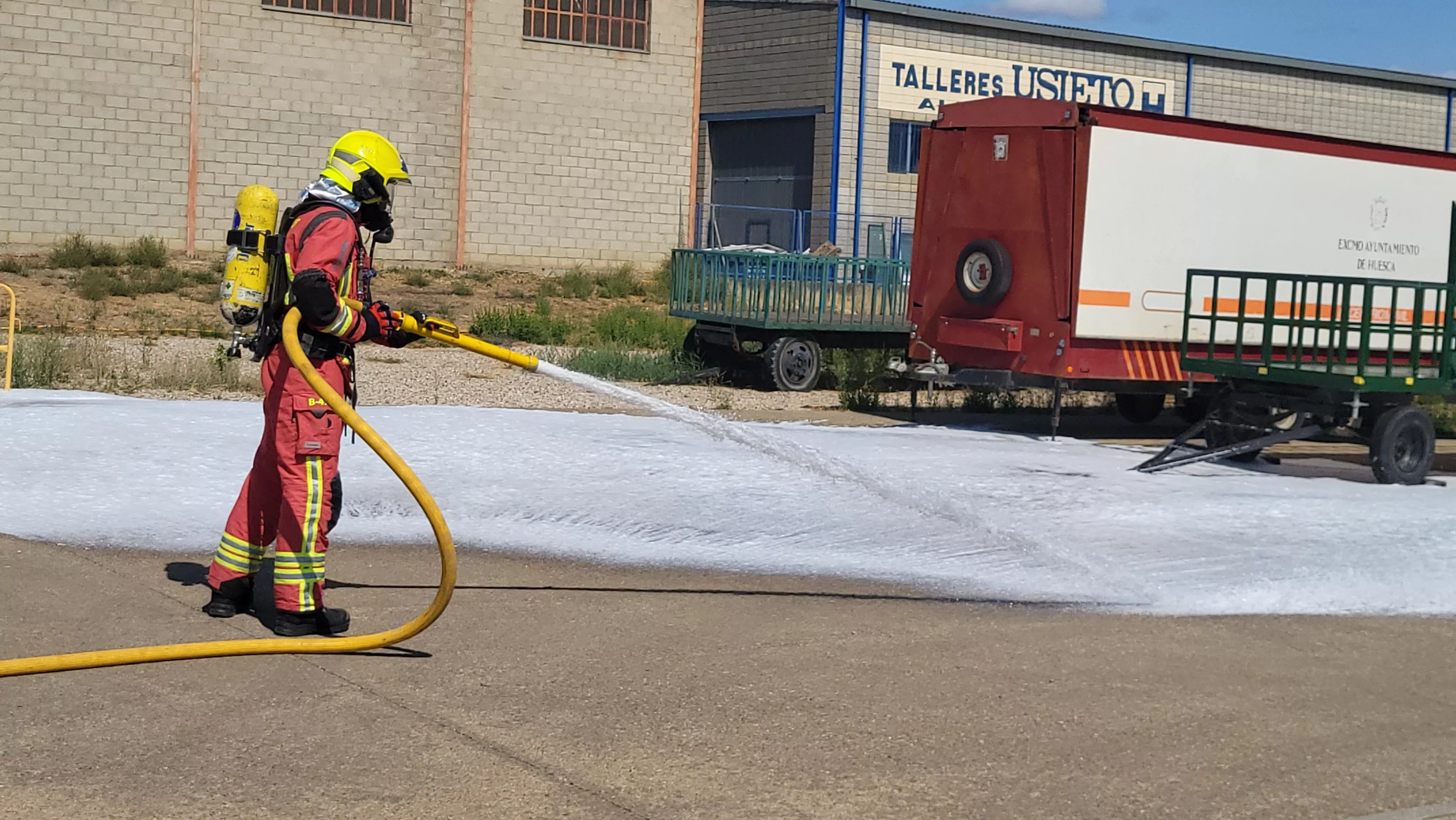 Simulacro de los Bomberos de Huesca de una emergencia por productos peligrosos. Foto Mercedes Manterola