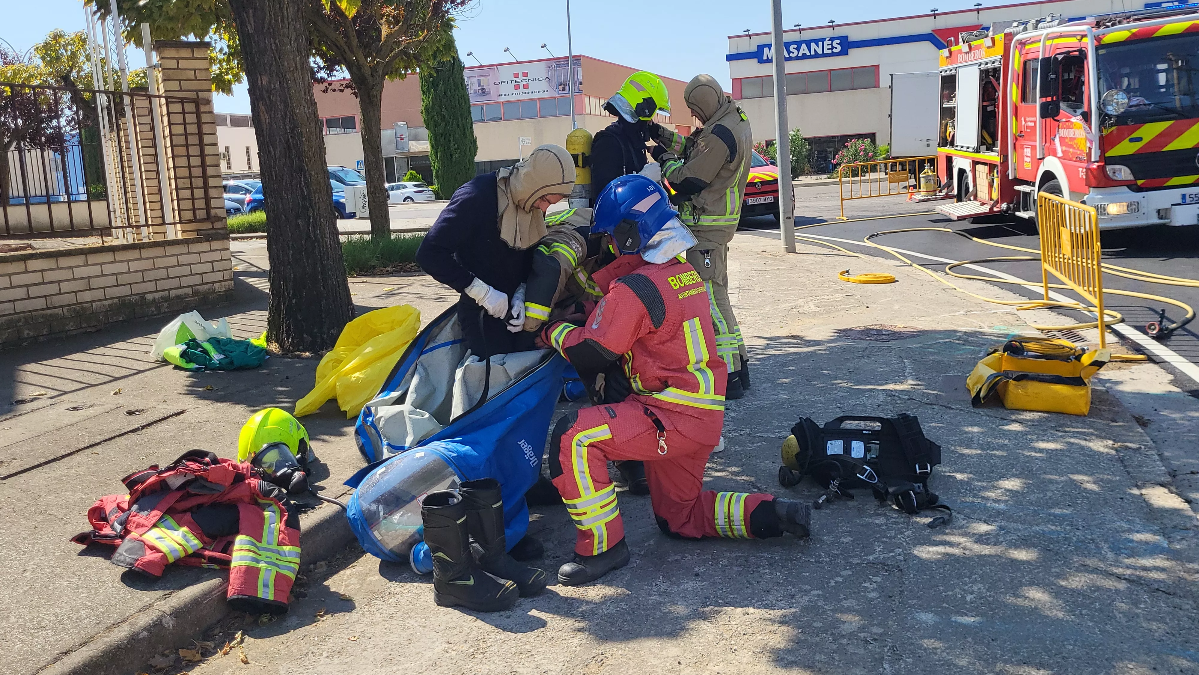 Simulacro de los Bomberos de Huesca de una emergencia por productos peligrosos. Foto Mercedes Manterola