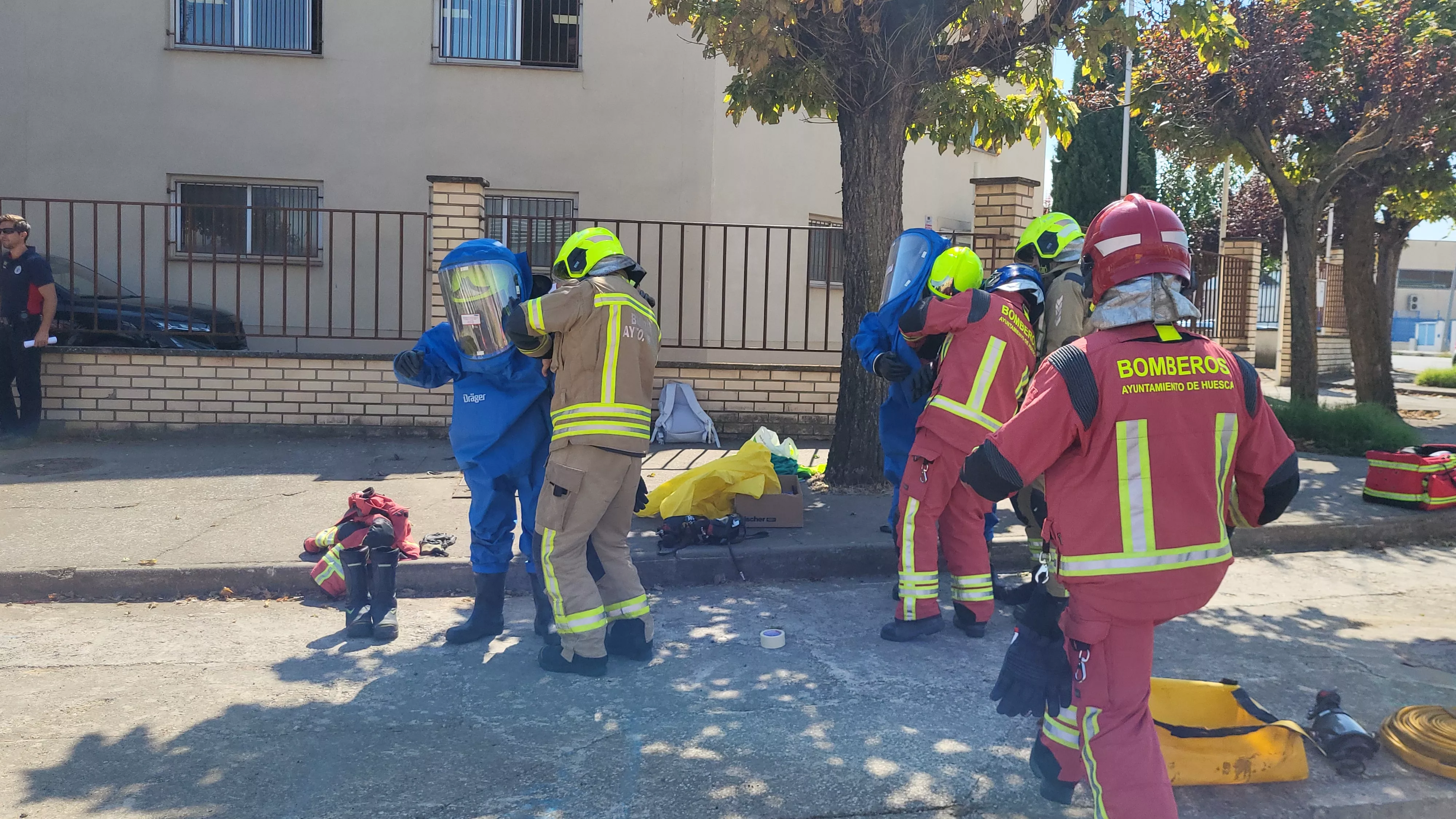 Simulacro de los Bomberos de Huesca de una emergencia por productos peligrosos. Foto Mercedes Manterola