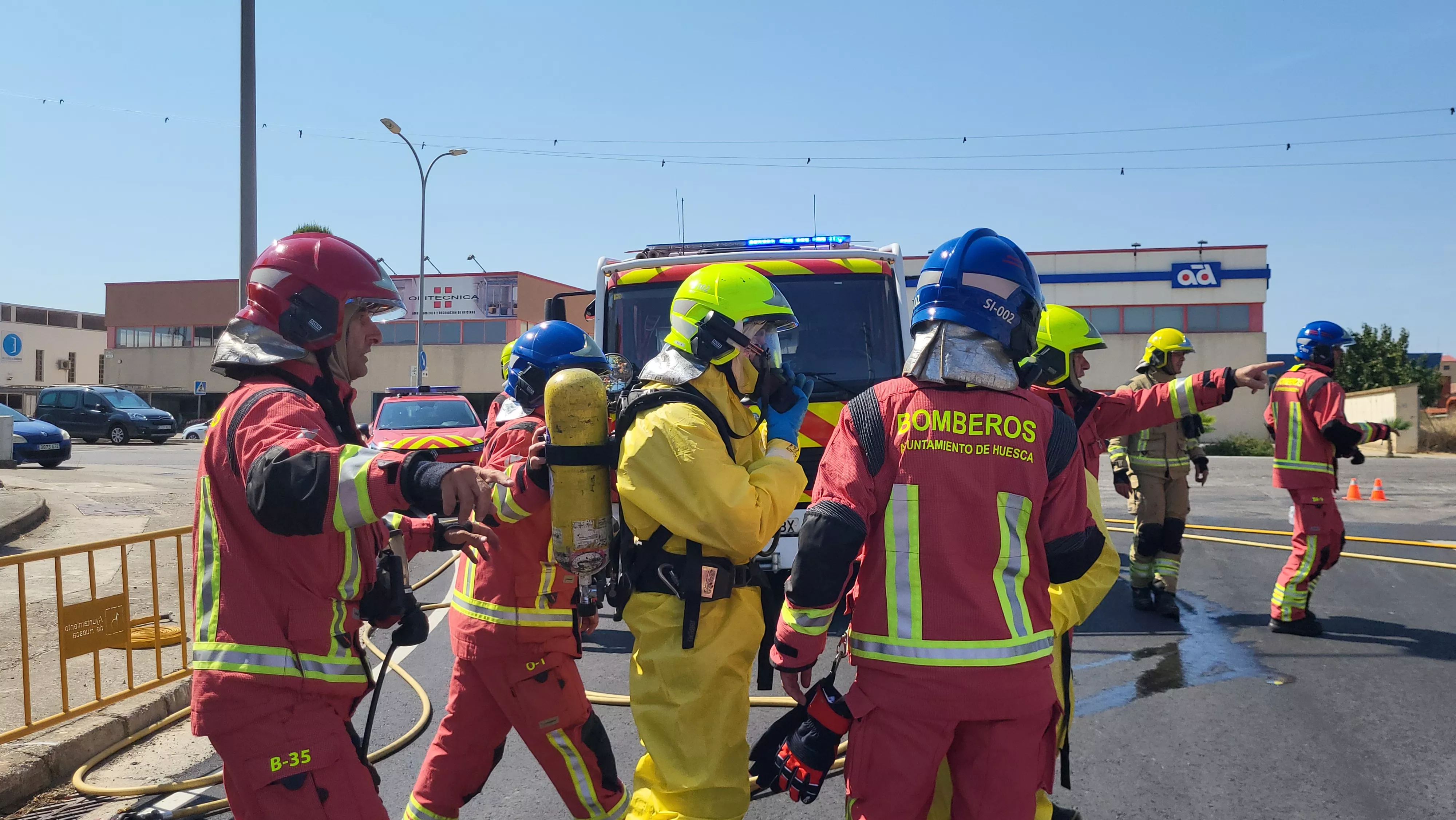 Simulacro de los Bomberos de Huesca de una emergencia por productos peligrosos. Foto Mercedes Manterola