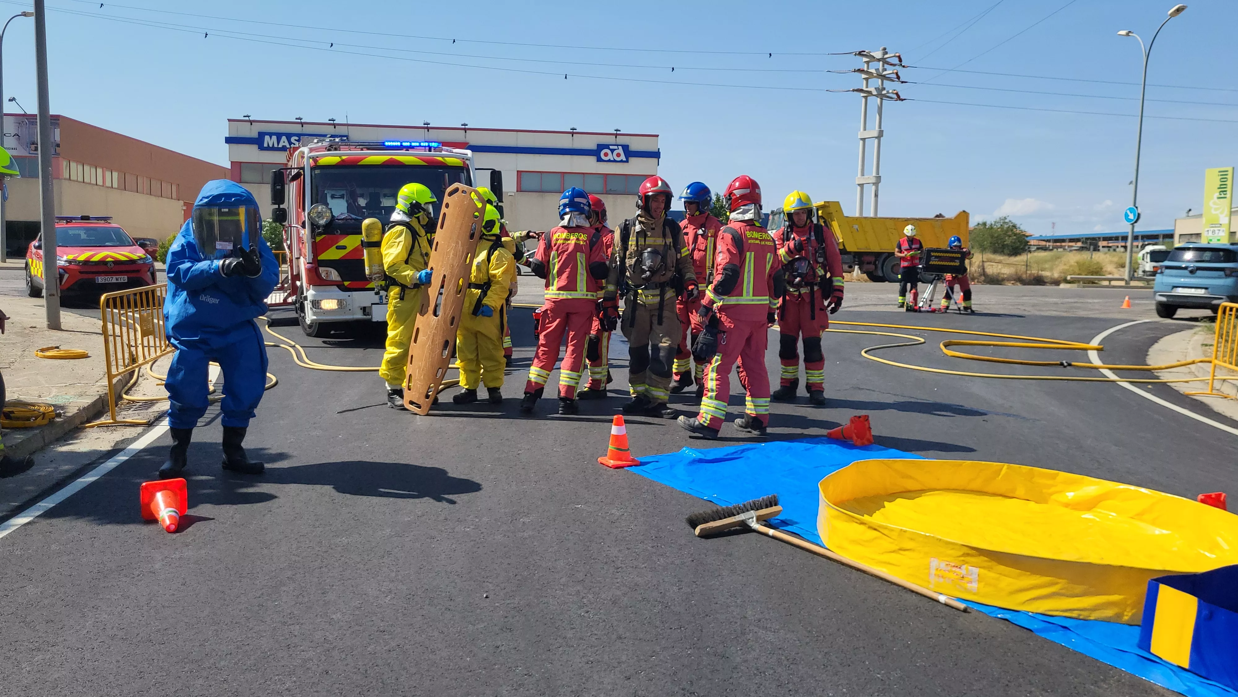 Simulacro de los Bomberos de Huesca de una emergencia por productos peligrosos. Foto Mercedes Manterola