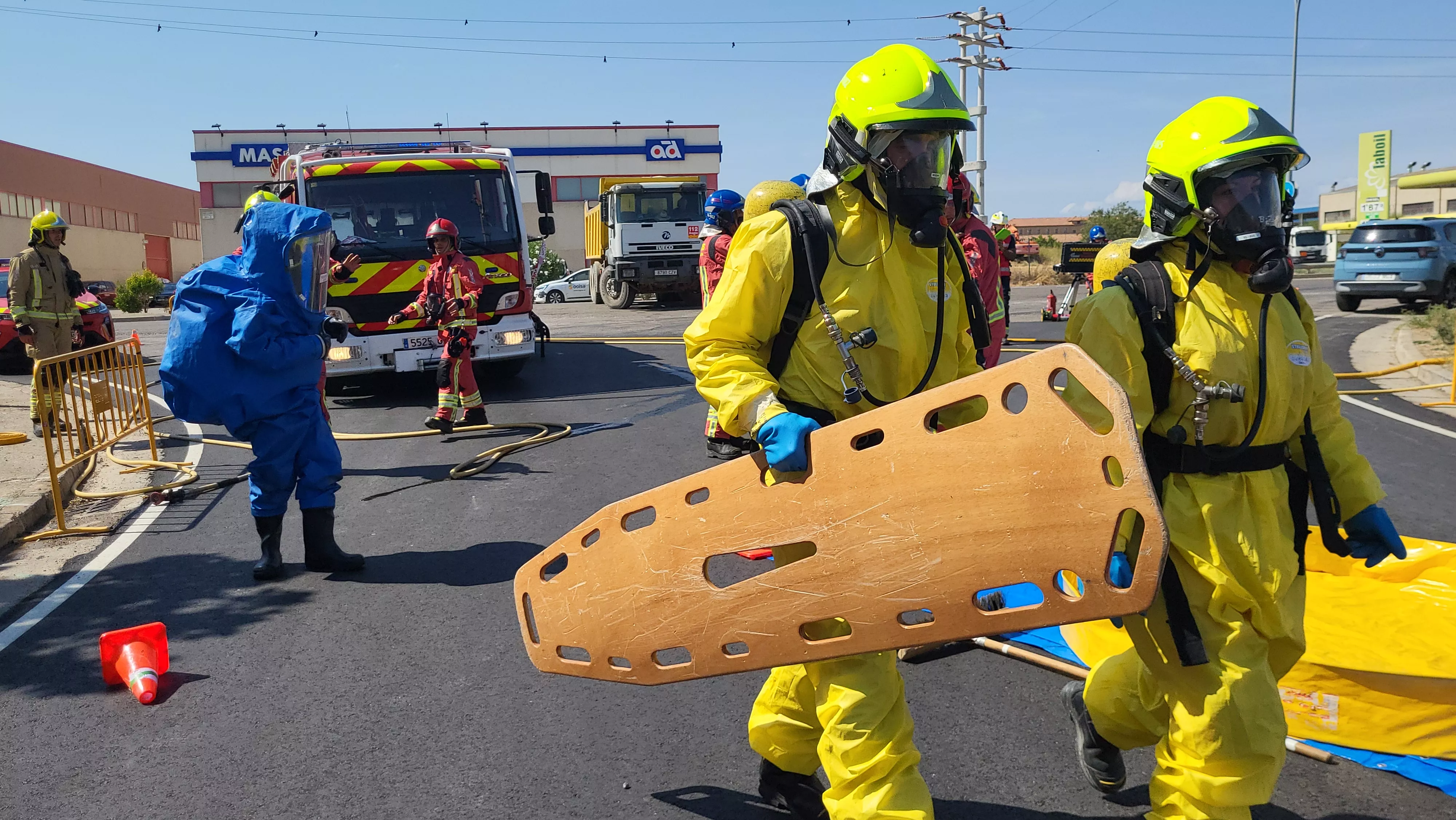 Simulacro de los Bomberos de Huesca de una emergencia por productos peligrosos. Foto Mercedes Manterola