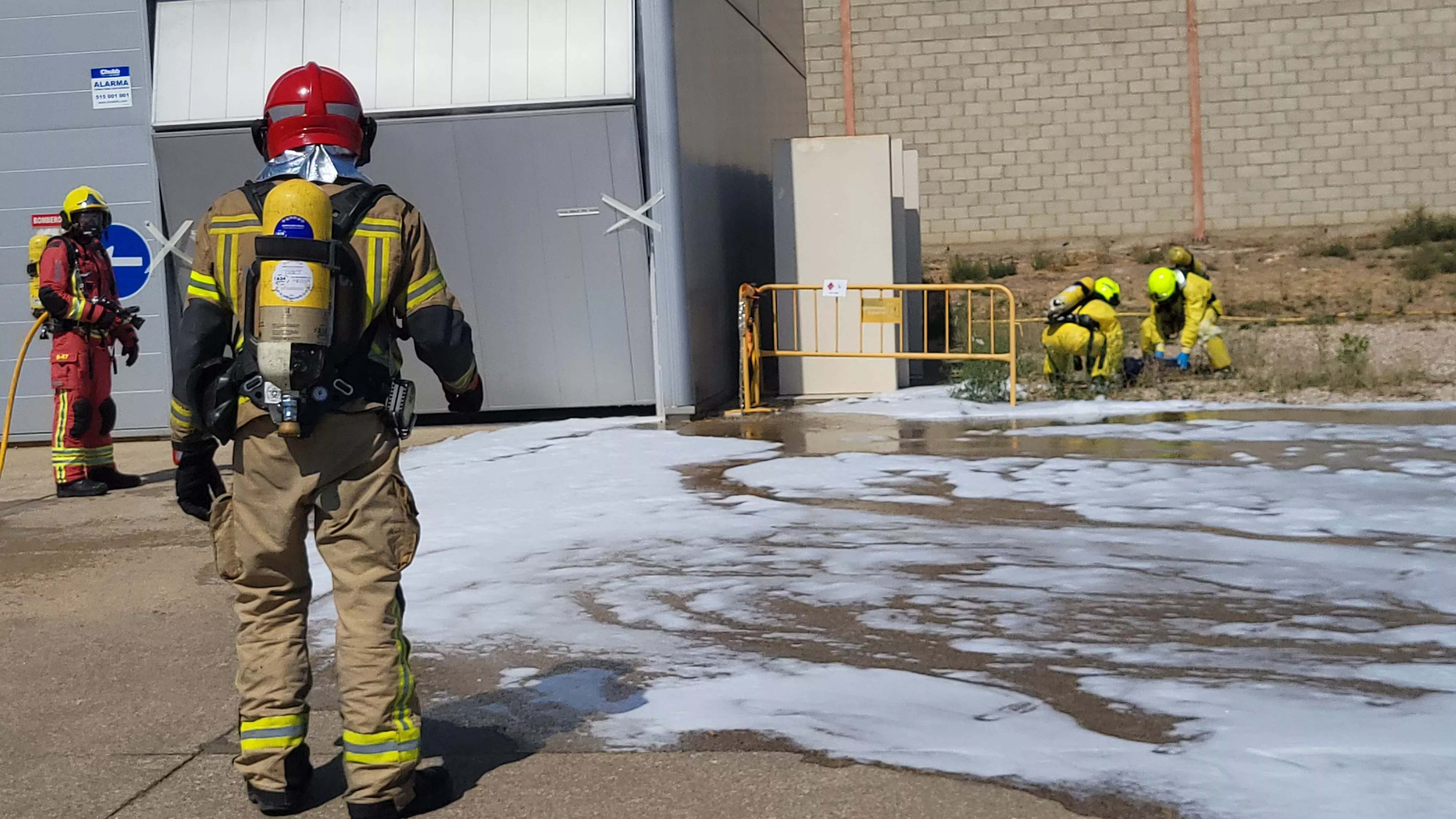 Simulacro de los Bomberos de Huesca de una emergencia por productos peligrosos. Foto Mercedes Manterola