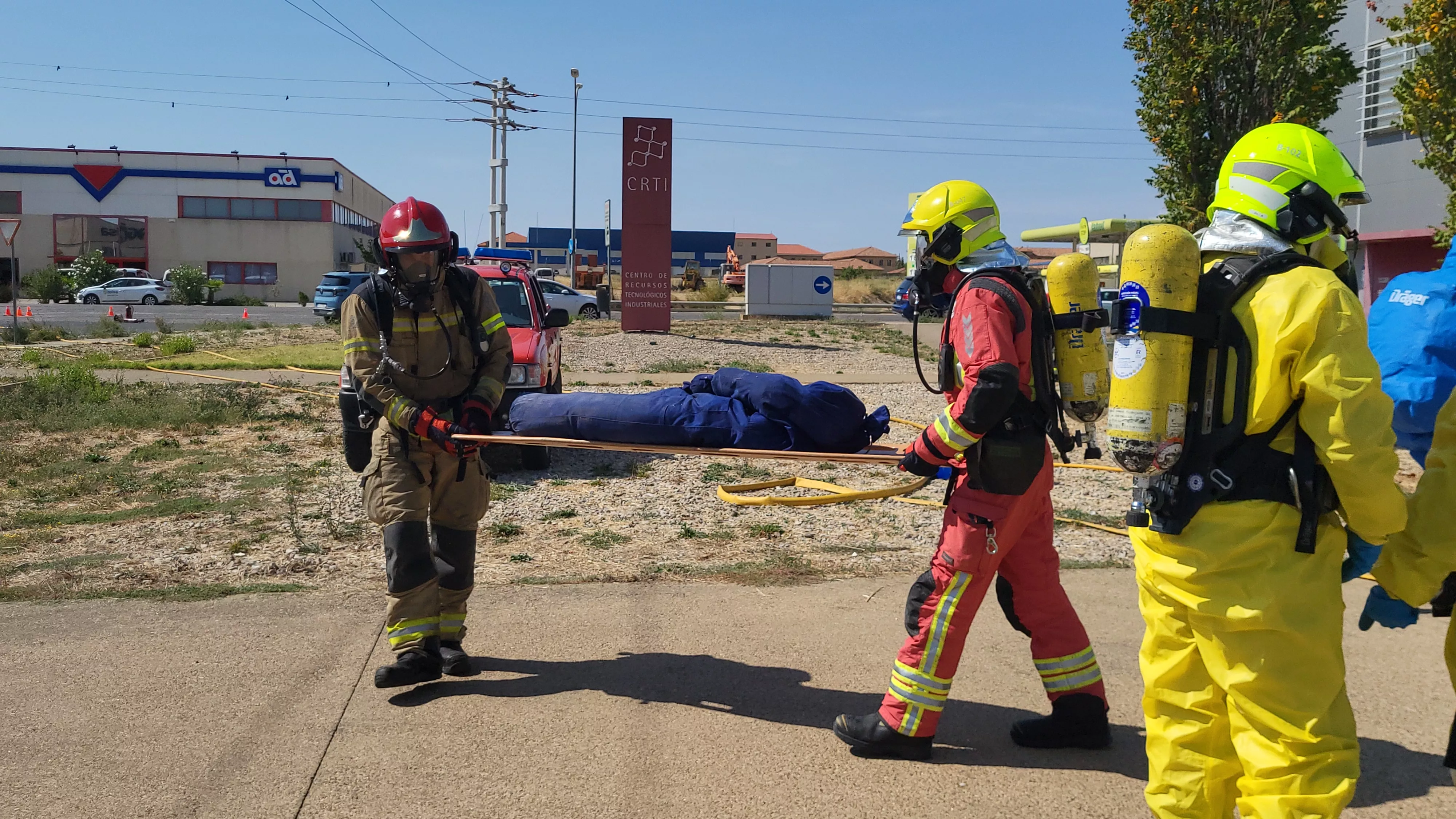 Simulacro de los Bomberos de Huesca de una emergencia por productos peligrosos. Foto Mercedes Manterola