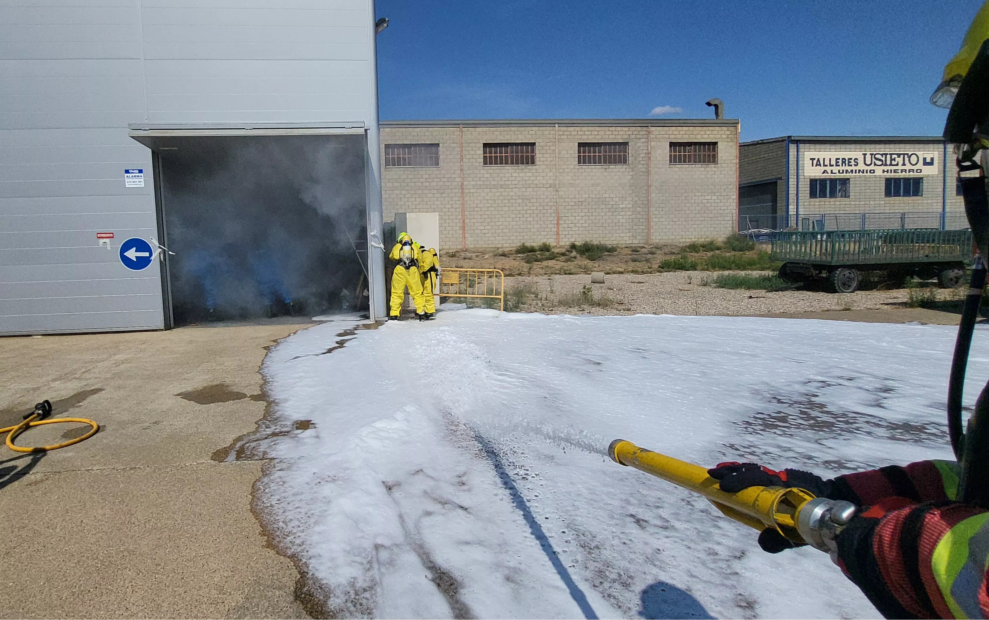 Simulacro de los Bomberos de Huesca de una emergencia por productos peligrosos. Foto Mercedes Manterola