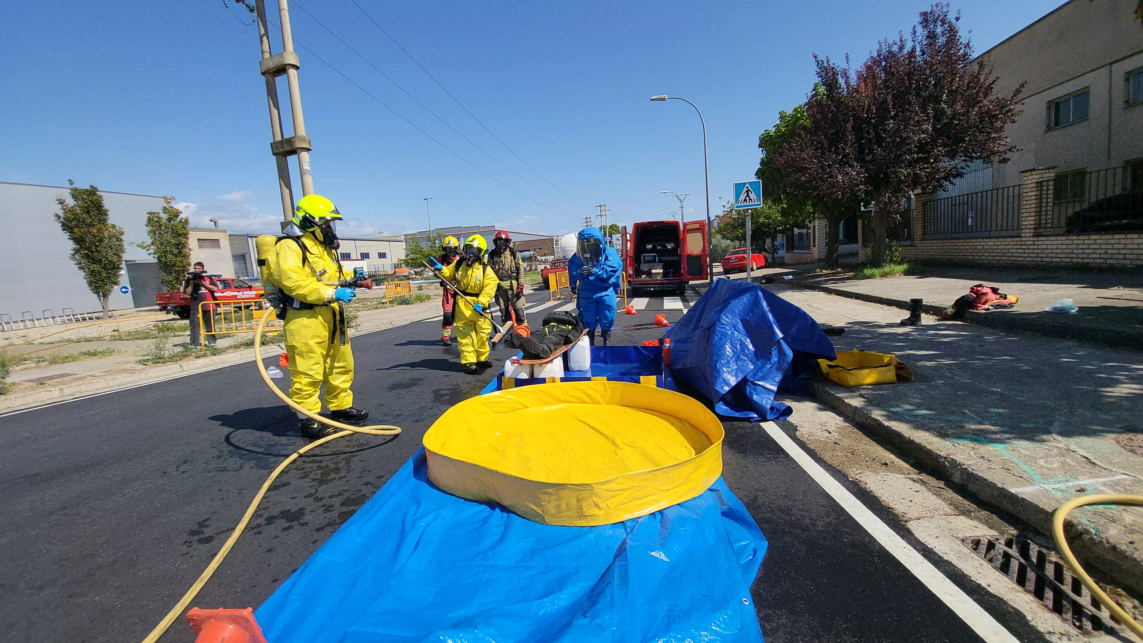 Simulacro de los Bomberos de Huesca de una emergencia por productos peligrosos. Foto Mercedes Manterola