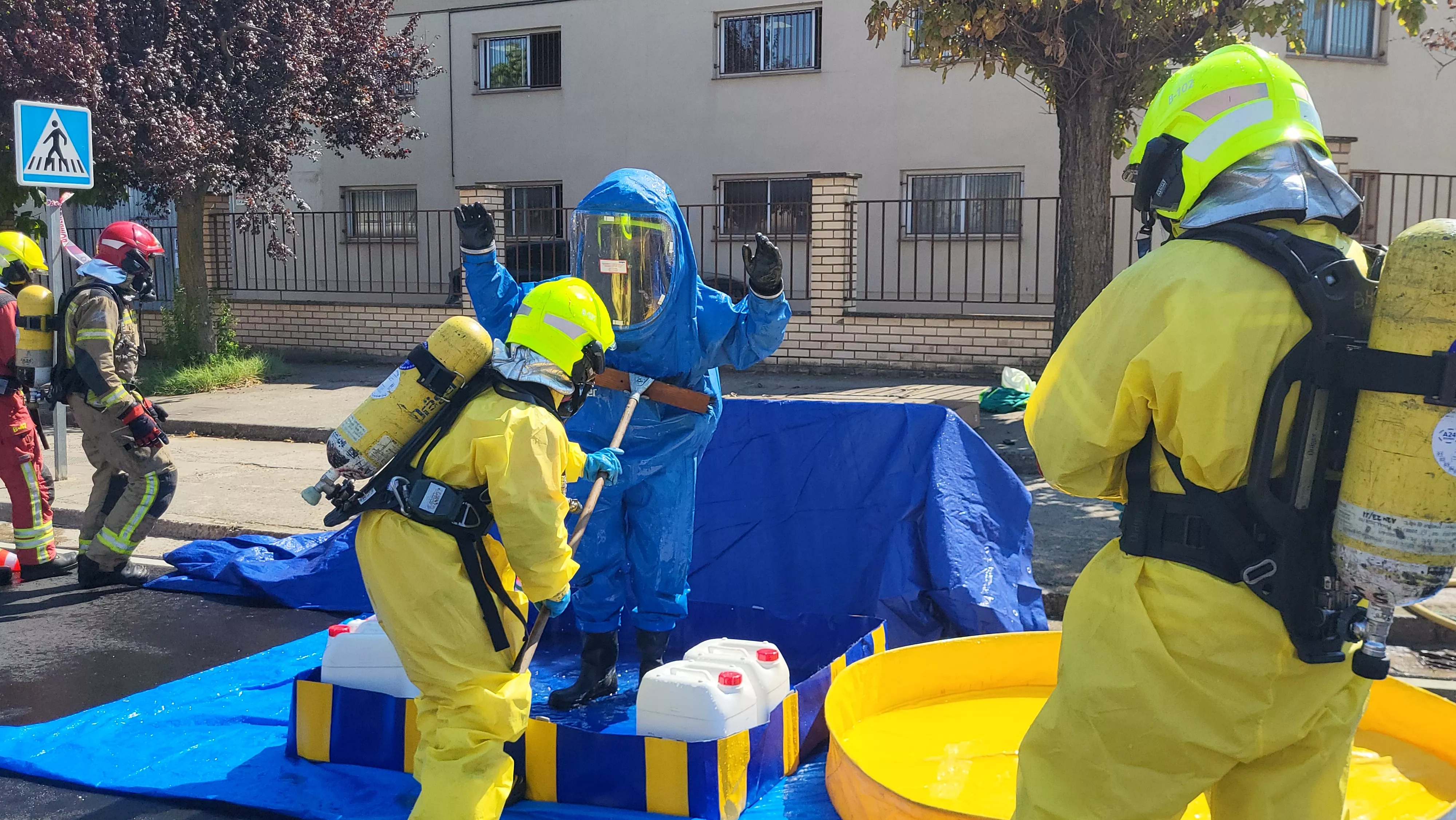 Simulacro de los Bomberos de Huesca de una emergencia por productos peligrosos. Foto Mercedes Manterola