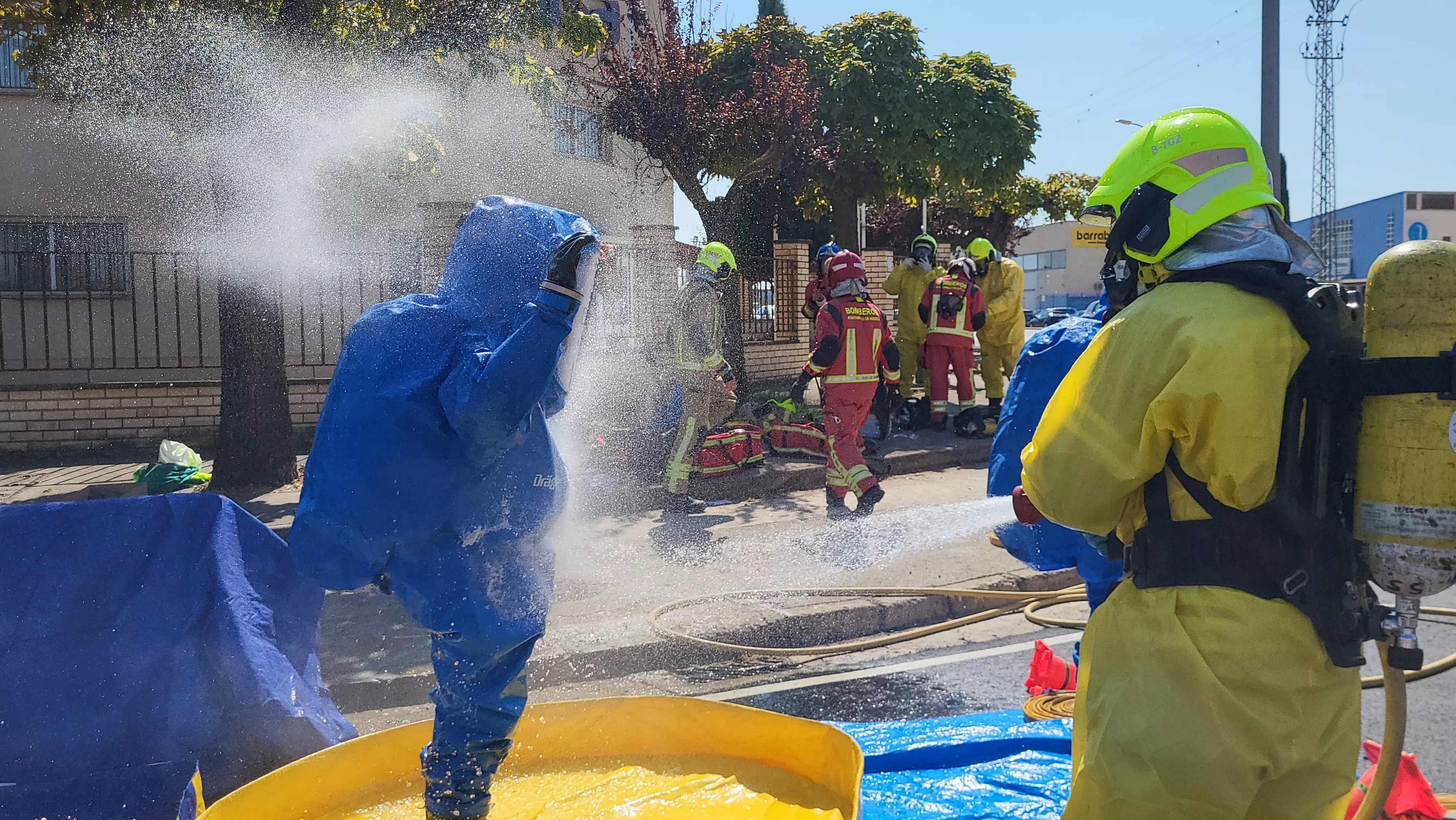 Simulacro de los Bomberos de Huesca de una emergencia por productos peligrosos. Foto Mercedes Manterola