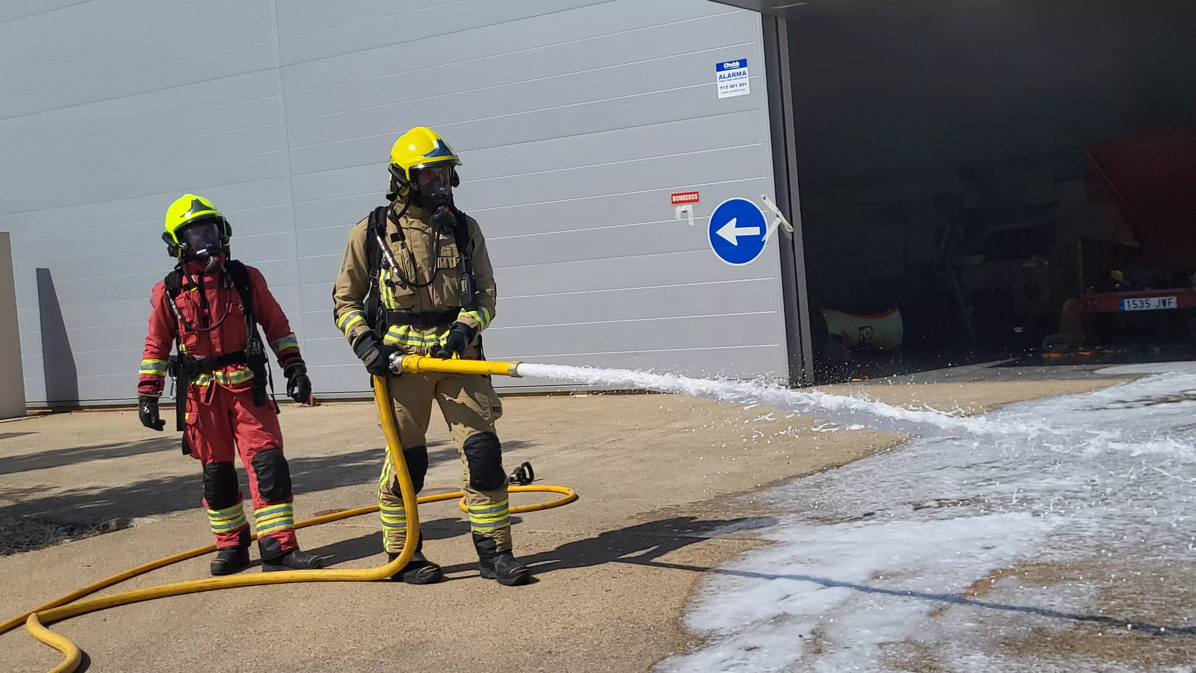 Simulacro de los Bomberos de Huesca de una emergencia por productos peligrosos. Foto Mercedes Manterola