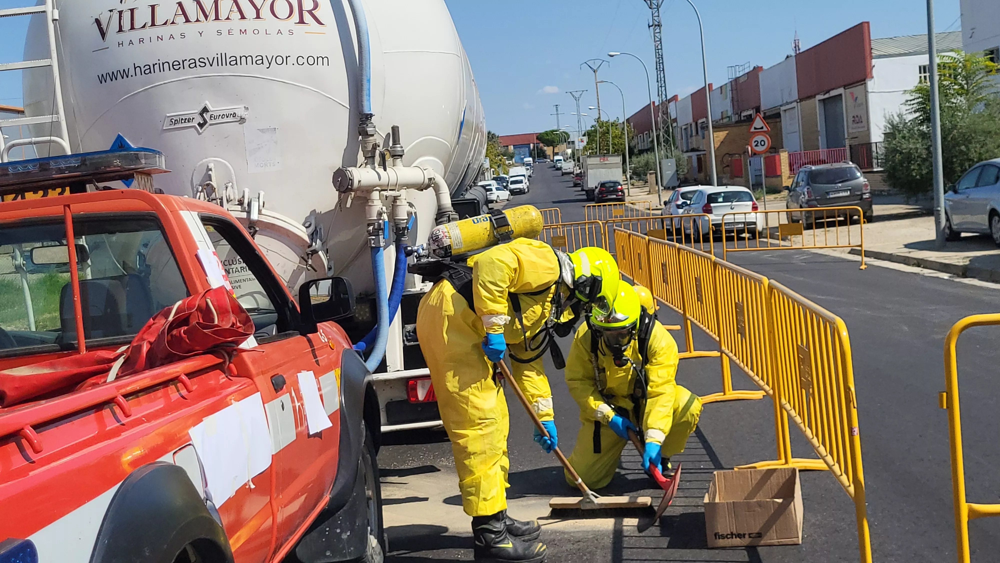 Simulacro de los Bomberos de Huesca de una emergencia por productos peligrosos. Foto Mercedes Manterola