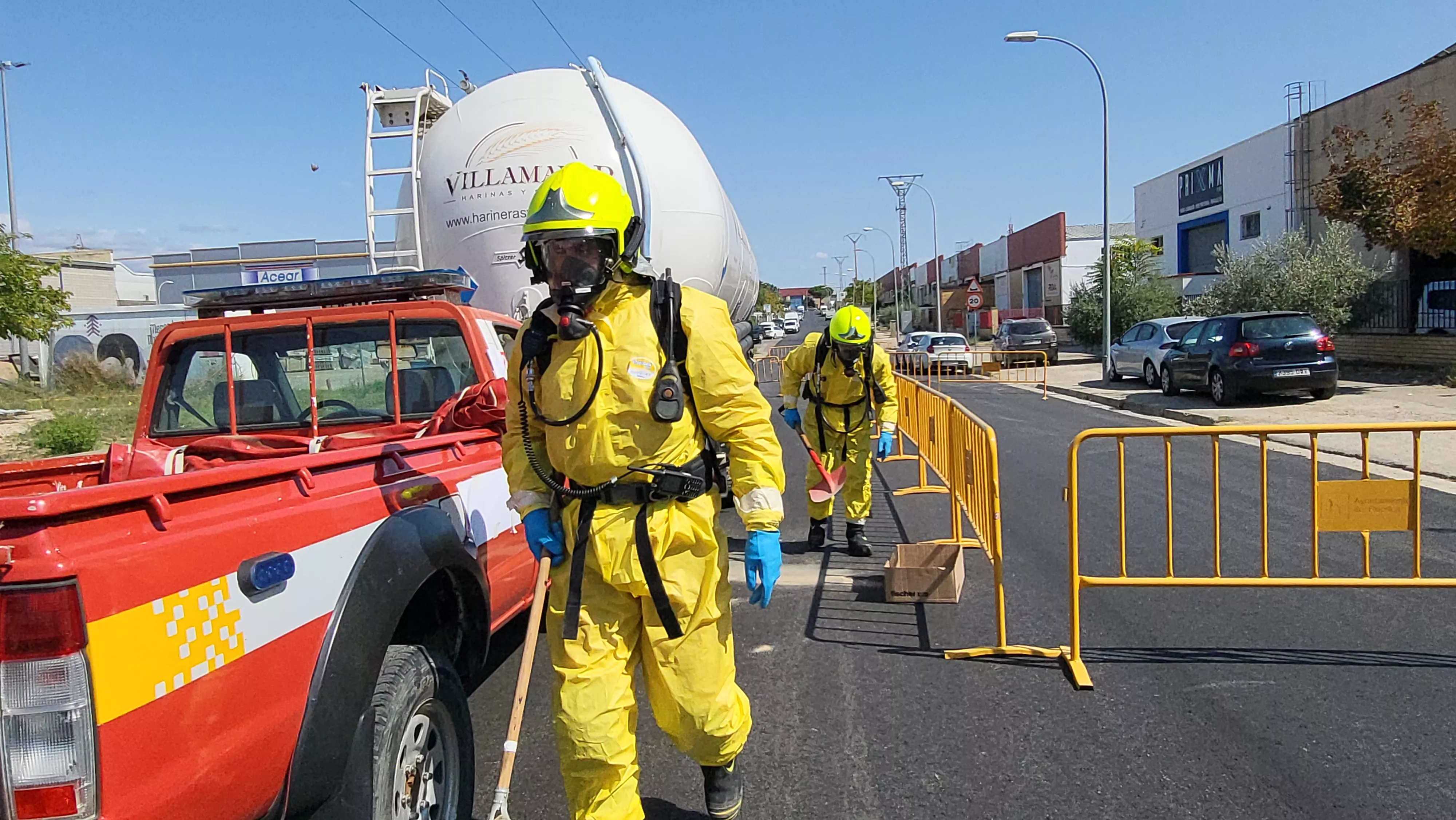 Simulacro de los Bomberos de Huesca de una emergencia por productos peligrosos. Foto Mercedes Manterola