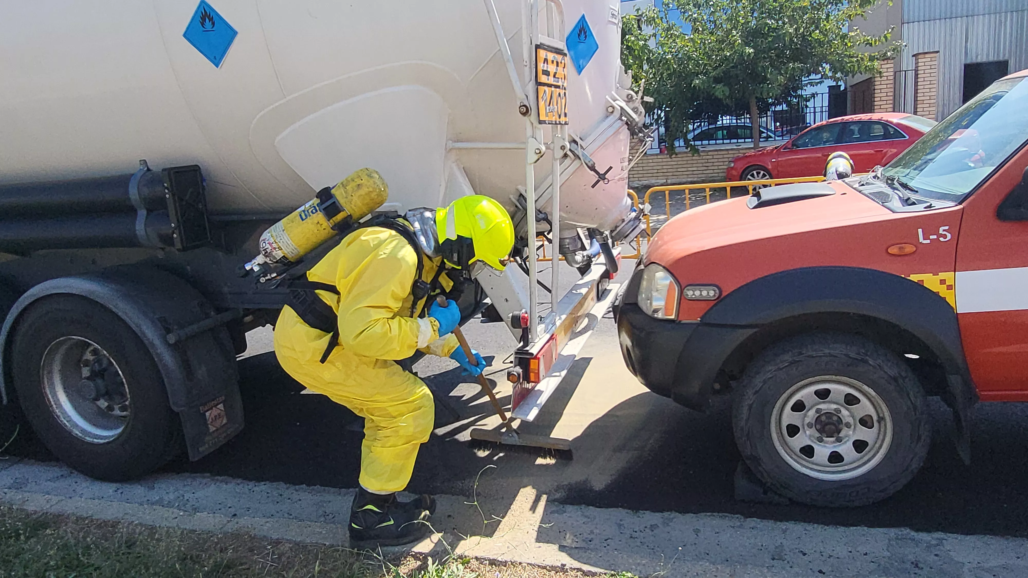 Simulacro de los Bomberos de Huesca de una emergencia por productos peligrosos. Foto Mercedes Manterola