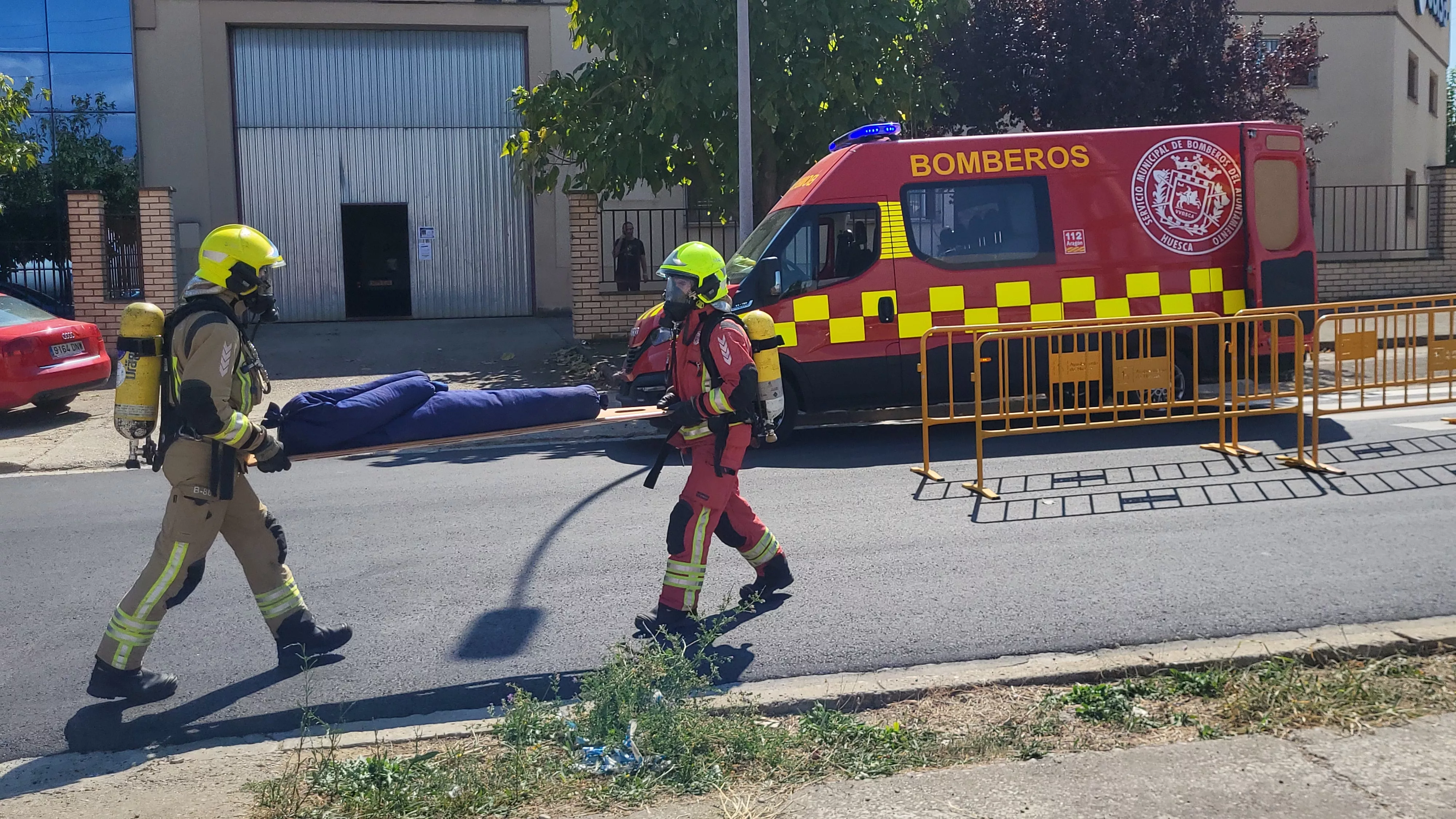 Simulacro de los Bomberos de Huesca de una emergencia por productos peligrosos. Foto Mercedes Manterola