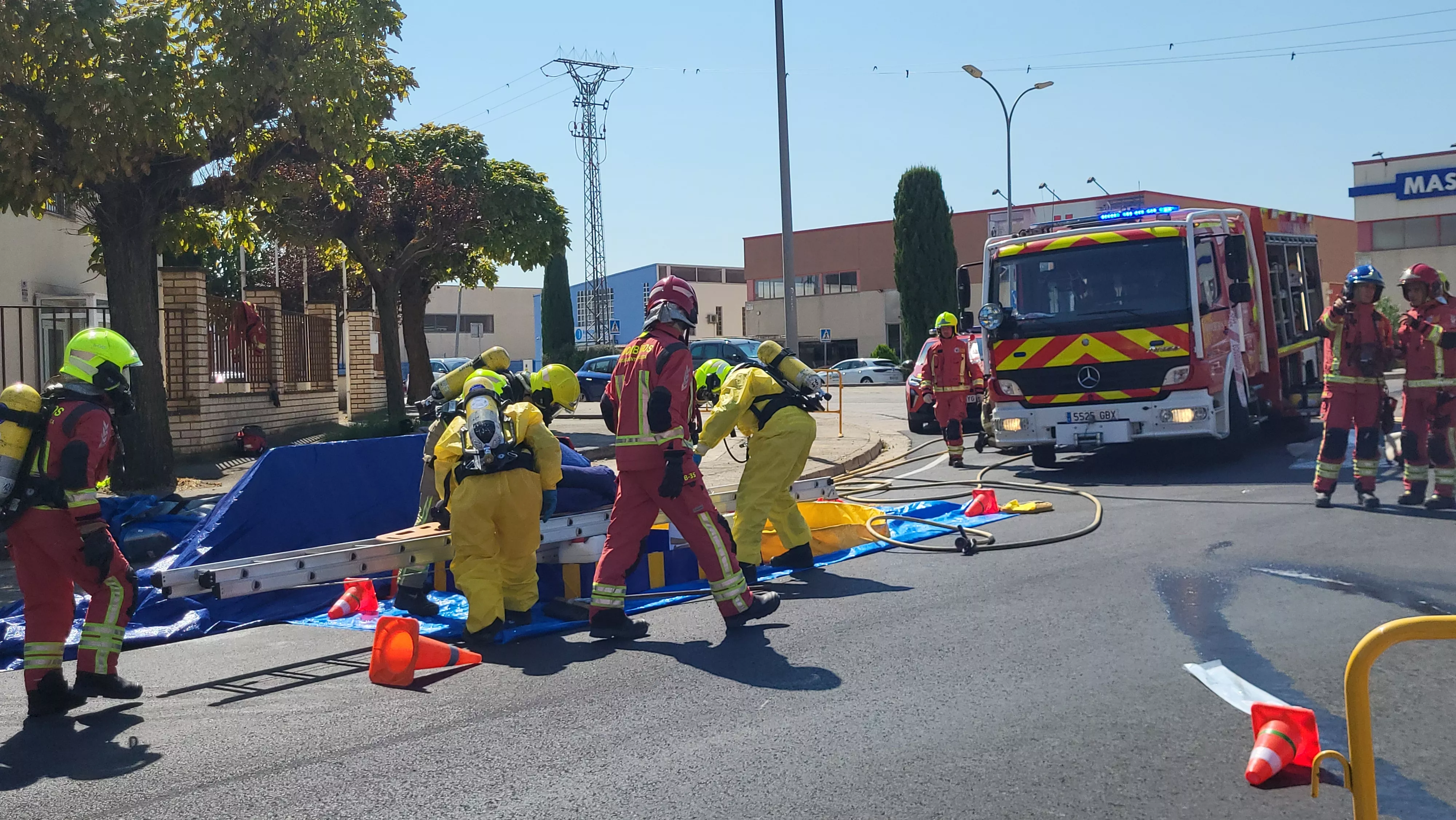 Simulacro de los Bomberos de Huesca de una emergencia por productos peligrosos. Foto Mercedes Manterola