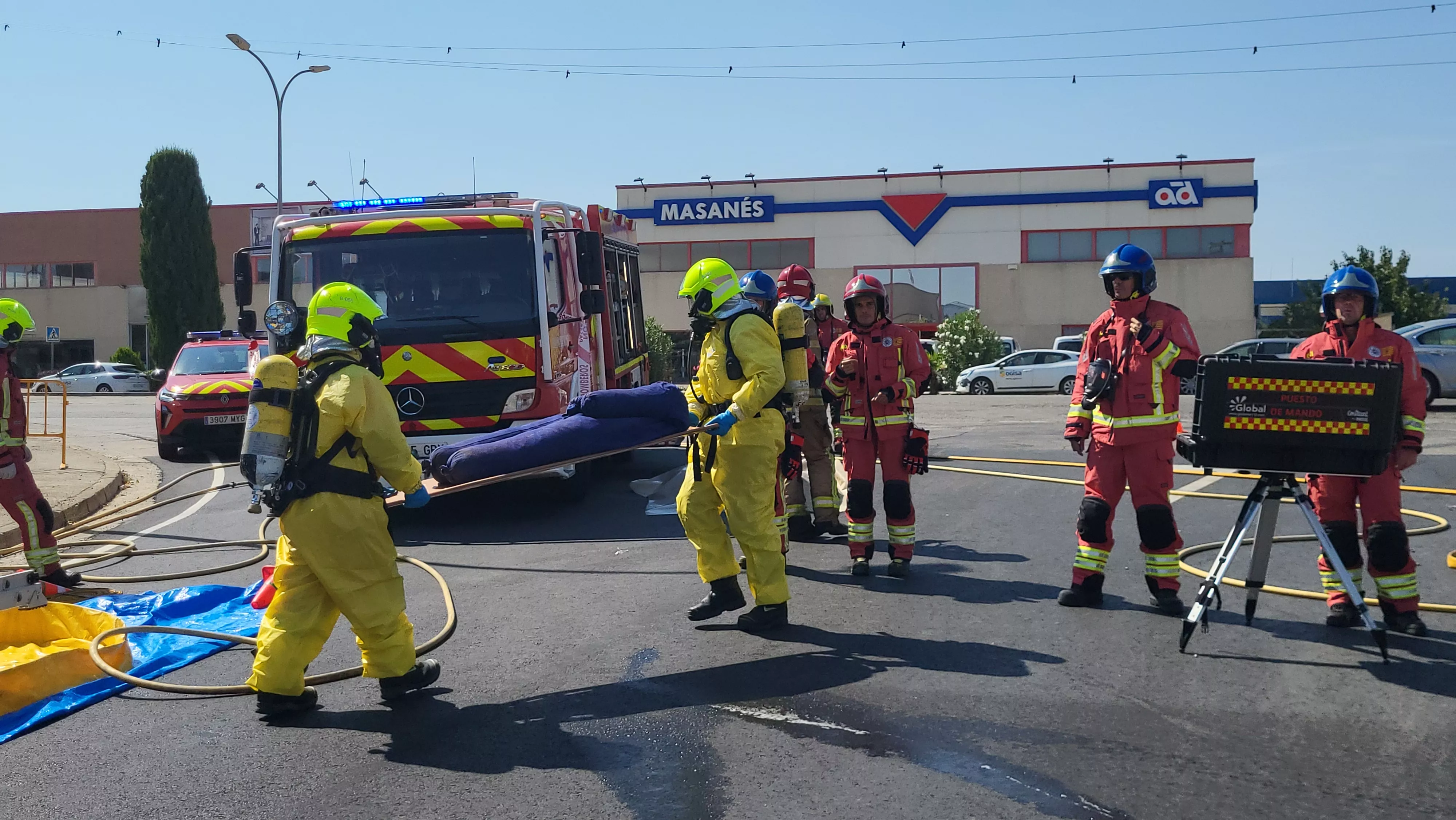 Simulacro de los Bomberos de Huesca de una emergencia por productos peligrosos. Foto Mercedes Manterola