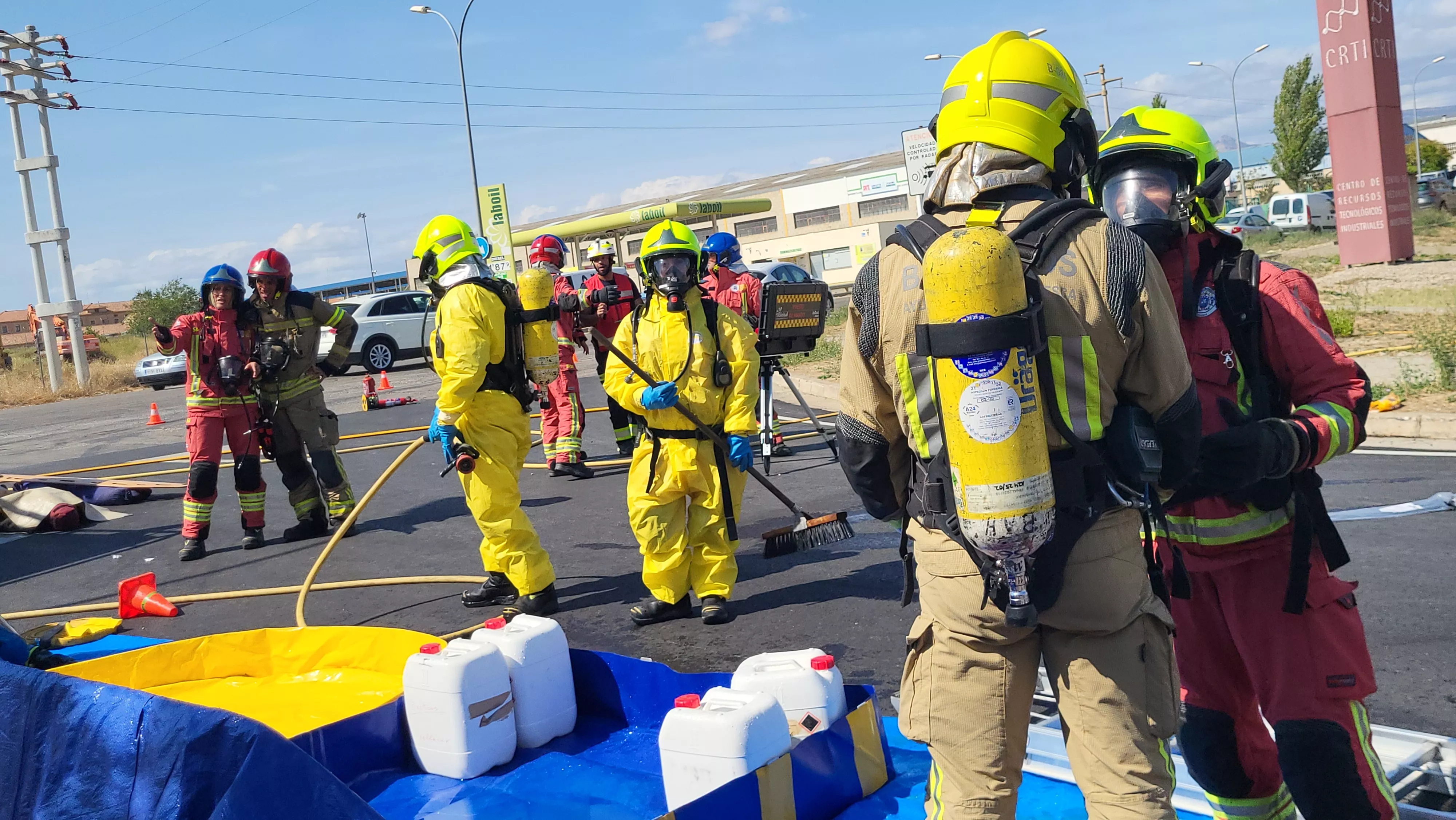 Simulacro de los Bomberos de Huesca de una emergencia por productos peligrosos. Foto Mercedes Manterola