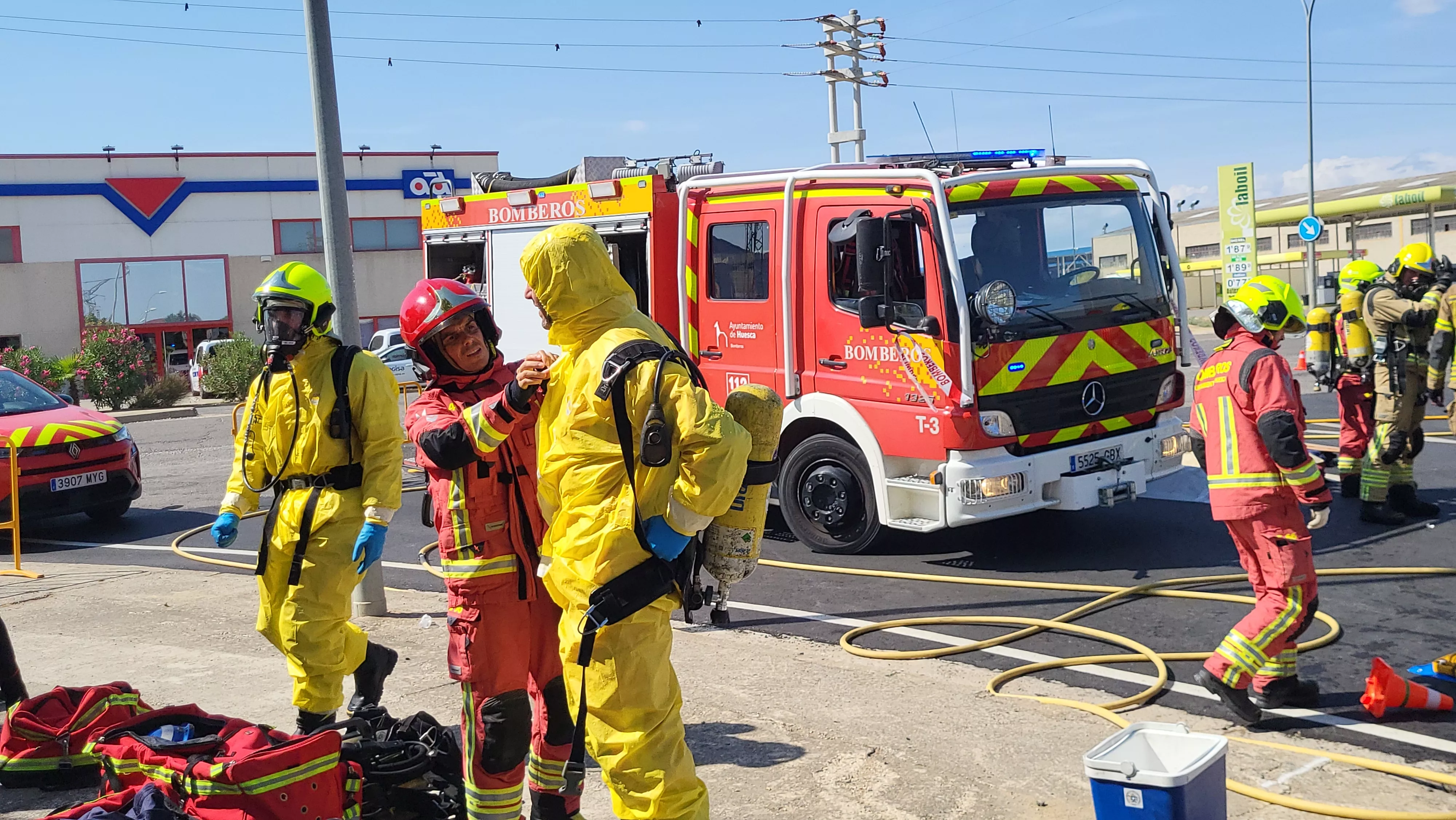 Simulacro de los Bomberos de Huesca de una emergencia por productos peligrosos. Foto Mercedes Manterola