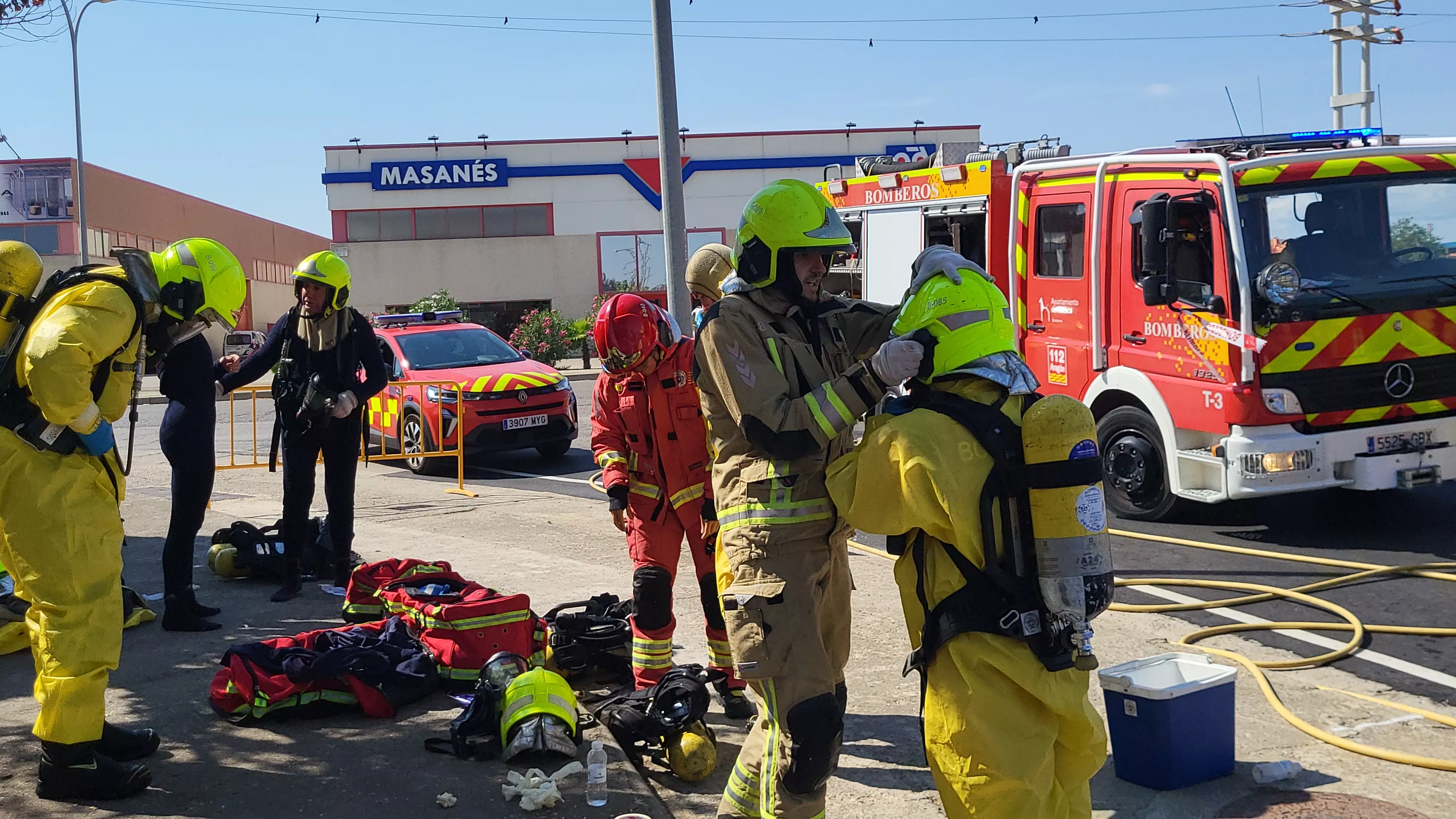 Simulacro de los Bomberos de Huesca de una emergencia por productos peligrosos. Foto Mercedes Manterola