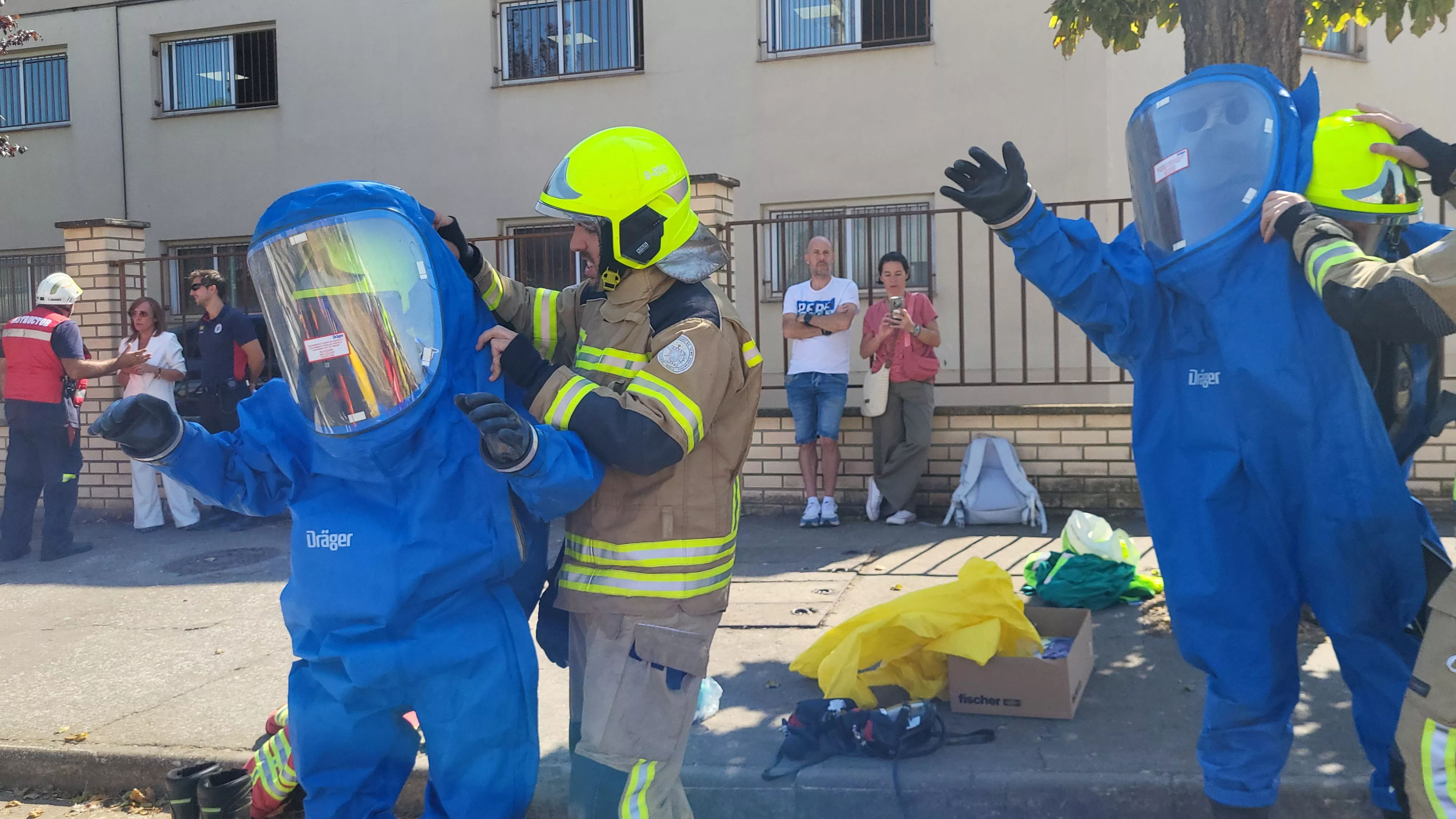 Una explosión y fuga de productos tóxicos ponen a prueba a los Bomberos de Huesca en un simulacro. Foto Mercedes Manterola