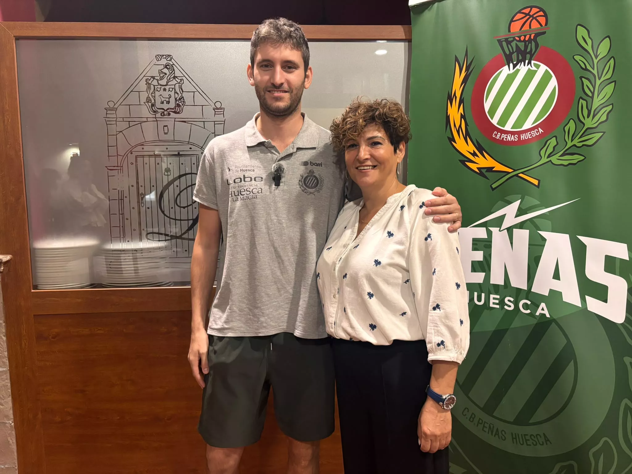 Sergi Fortes y Nicoleta, propietaria de L'Alifara, en la previa del partido ante Logrobasket