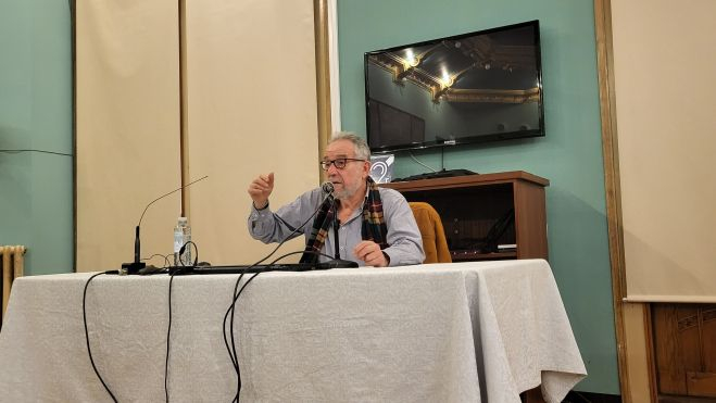 Pedro Arrojo, dirigiéndose a los asistentes. Foto Myriam Martínez Pedro Arrojo, dirigiéndose a los asistentes. Foto Myriam Martínez