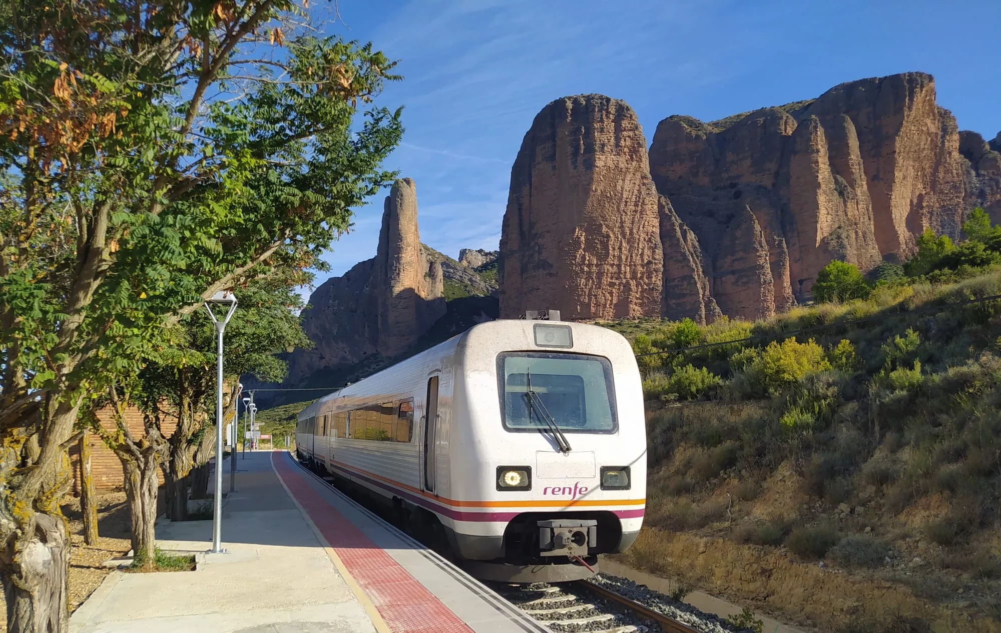 El Tren Geológico descubre el patrimonio natural de los Mallos de Riglos este otoño con dos nuevas rutas.