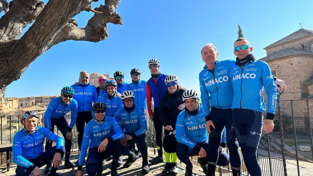 Foto del grupo del Hinaco CC Monzón que inició la temporada cicloturista 